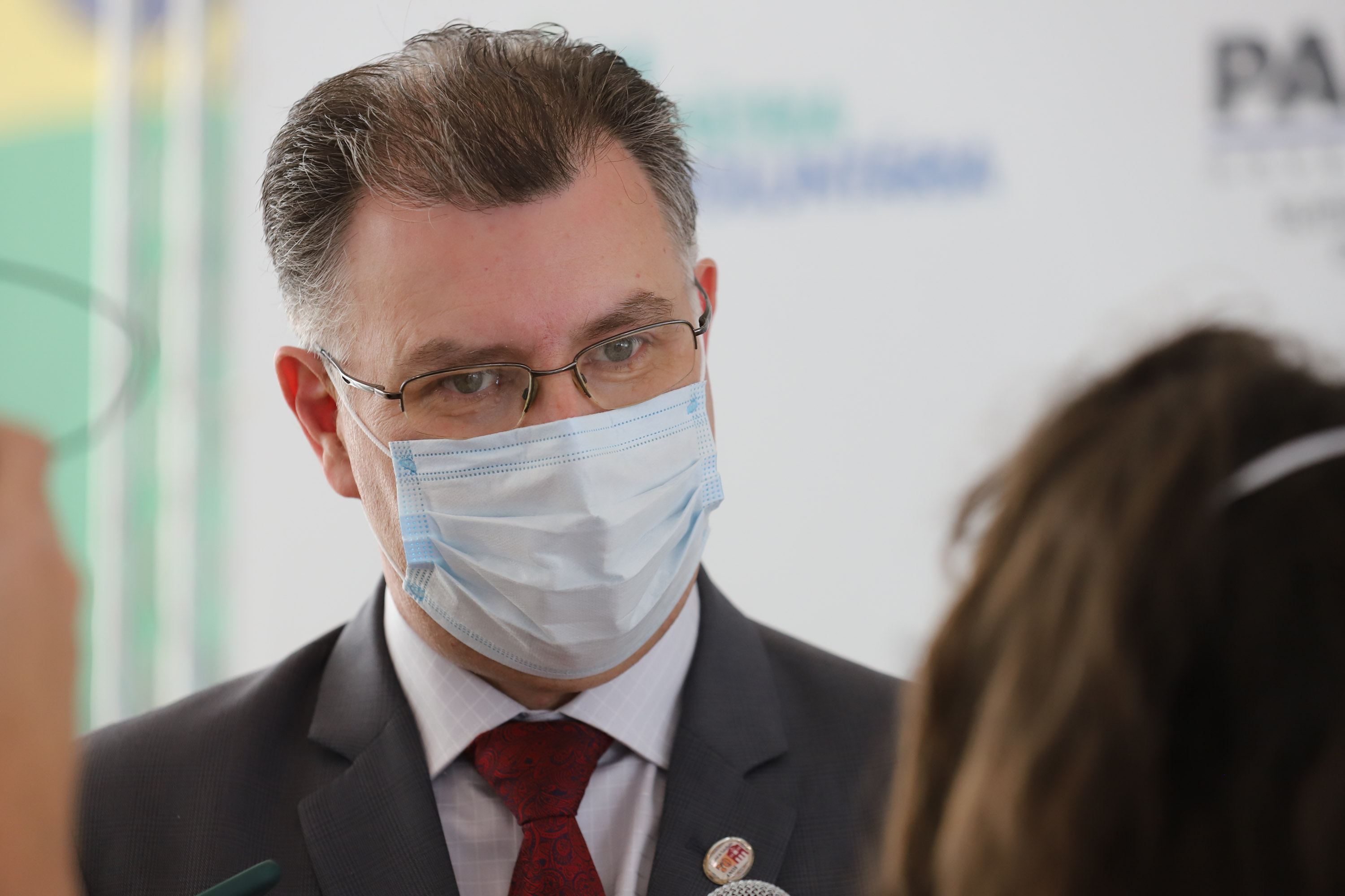 O governador Carlos Massa Ratinho Junior participa  nesta segunda-feira (23)  da premiação Amigos da Patria Voluntaria, ao lado da Presidente do conselho da Superintendência de Ação Solidária, a primeira-dama Luciana Saito Massa. 23/08/2021 - Foto: Geraldo Bubniak/AEN