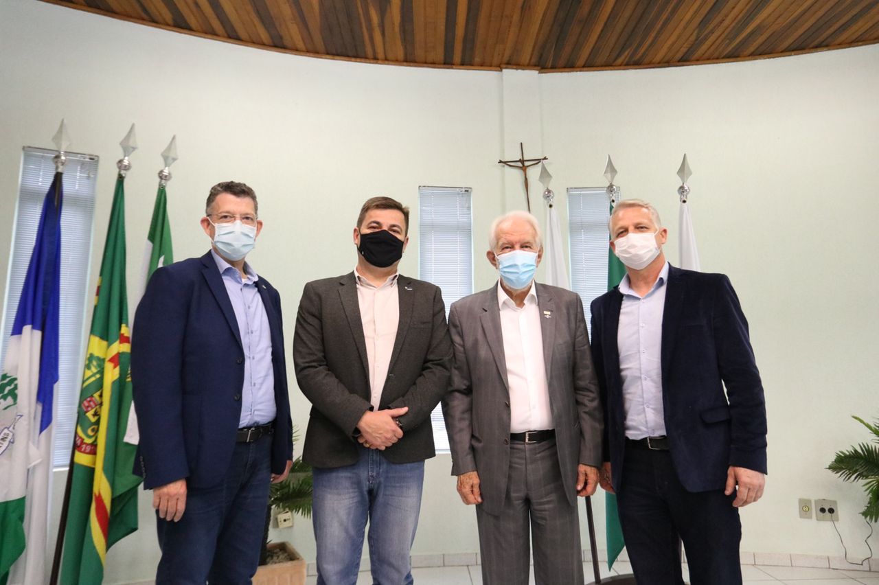 O vice-governador Darci Piana participou nesta quinta-feira (26) de reunião promovida pela Associação dos Municípios do Paraná (AMP), em parceria com a Associação dos Municípios do Centro-Sul do Paraná (Amcespar), em Irati, e falou sobre as ações do governo estadual a prefeitos e secretários municipais. Foto: Camila Tonett