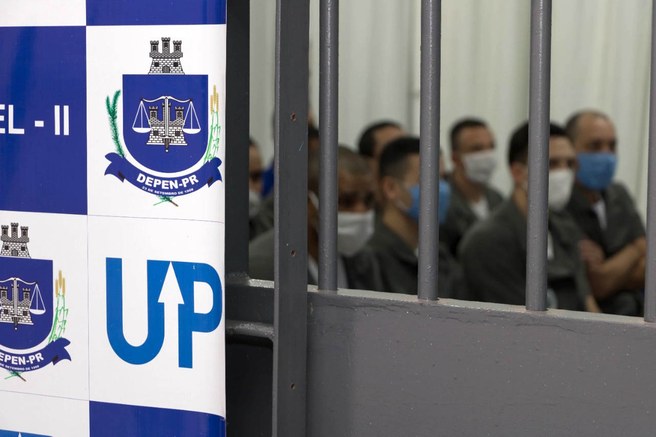 Vinte e oito presos da Penitenciária Estadual de Londrina II (PEL2) receberam seus certificados dos cursos profissionalizantes de construção civil, elétrica predial e refrigeração, ofertados à primeira turma do Projeto Capacitar para Libertar. A cerimônia de formatura ocorreu na tarde desta quinta-feira (26), em uma das salas da penitenciária. -  Londrina, 27/08/2021  -  Foto: DEPEN-PARANÁ