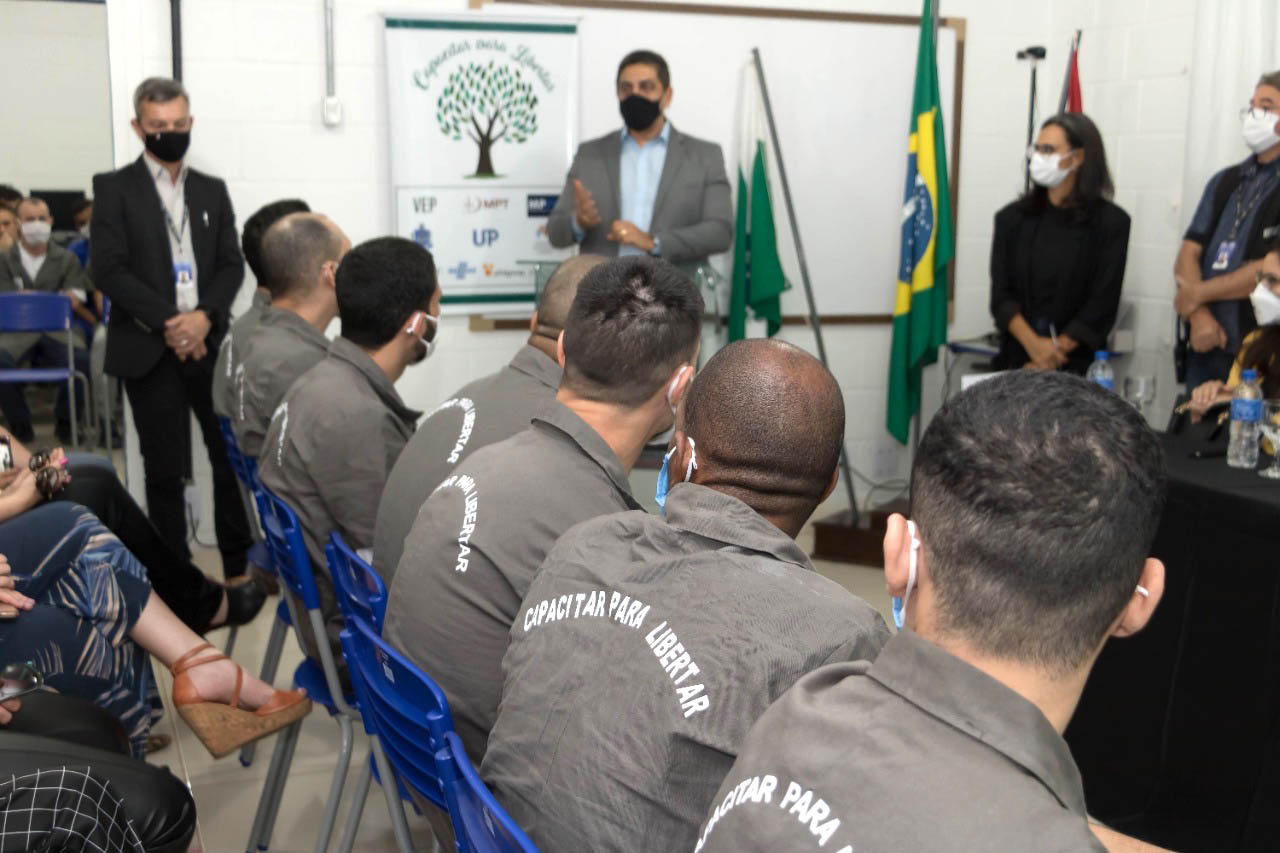 Vinte e oito presos da Penitenciária Estadual de Londrina II (PEL2) receberam seus certificados dos cursos profissionalizantes de construção civil, elétrica predial e refrigeração, ofertados à primeira turma do Projeto Capacitar para Libertar. A cerimônia de formatura ocorreu na tarde desta quinta-feira (26), em uma das salas da penitenciária. -  Londrina, 27/08/2021  -  Foto: DEPEN-PARANÁ