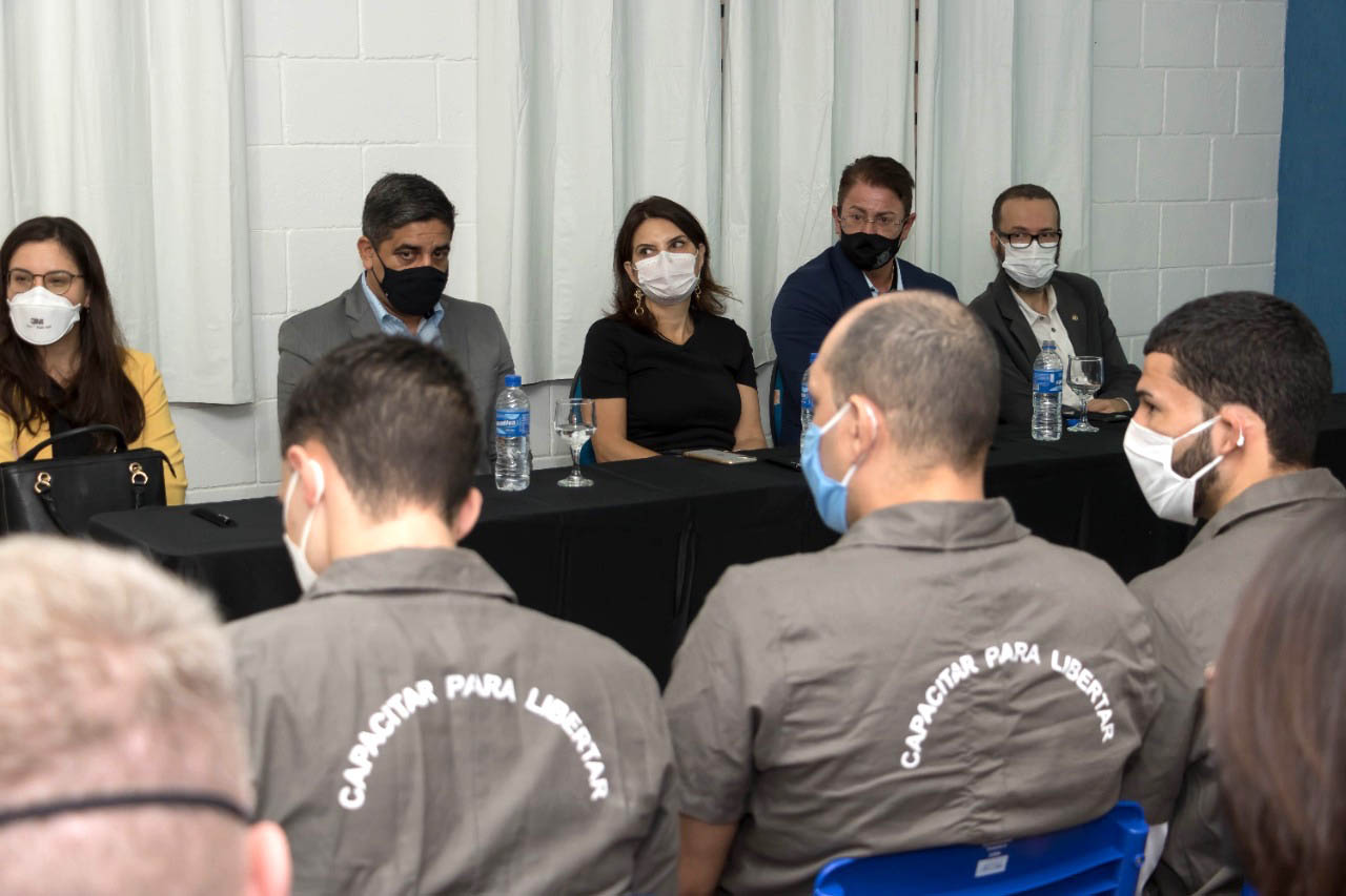 Vinte e oito presos da Penitenciária Estadual de Londrina II (PEL2) receberam seus certificados dos cursos profissionalizantes de construção civil, elétrica predial e refrigeração, ofertados à primeira turma do Projeto Capacitar para Libertar. A cerimônia de formatura ocorreu na tarde desta quinta-feira (26), em uma das salas da penitenciária. -  Londrina, 27/08/2021  -  Foto: DEPEN-PARANÁ