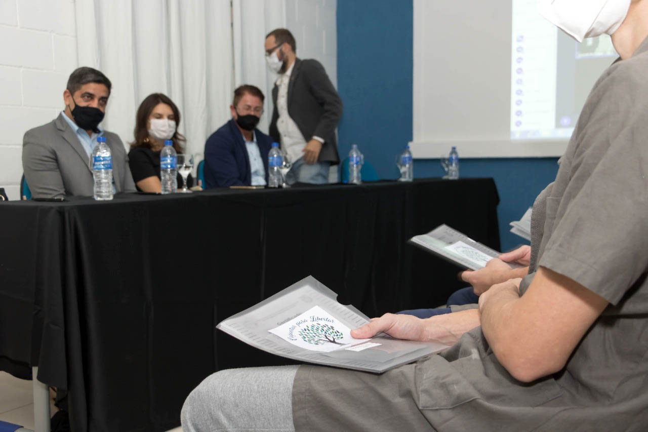 Vinte e oito presos da Penitenciária Estadual de Londrina II (PEL2) receberam seus certificados dos cursos profissionalizantes de construção civil, elétrica predial e refrigeração, ofertados à primeira turma do Projeto Capacitar para Libertar. A cerimônia de formatura ocorreu na tarde desta quinta-feira (26), em uma das salas da penitenciária. -  Londrina, 27/08/2021  -  Foto: DEPEN-PARANÁ