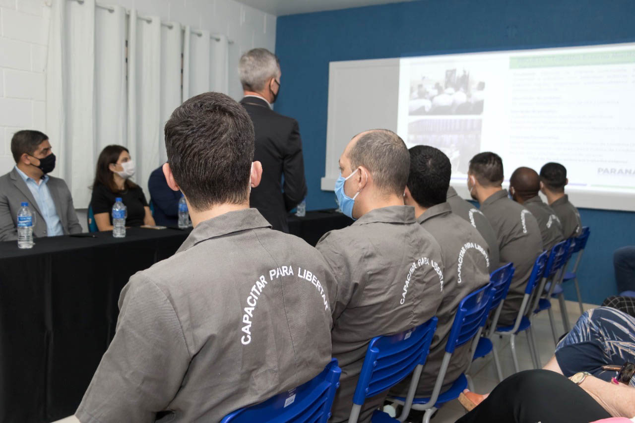 Vinte e oito presos da Penitenciária Estadual de Londrina II (PEL2) receberam seus certificados dos cursos profissionalizantes de construção civil, elétrica predial e refrigeração, ofertados à primeira turma do Projeto Capacitar para Libertar. A cerimônia de formatura ocorreu na tarde desta quinta-feira (26), em uma das salas da penitenciária. -  Londrina, 27/08/2021  -  Foto: DEPEN-PARANÁ