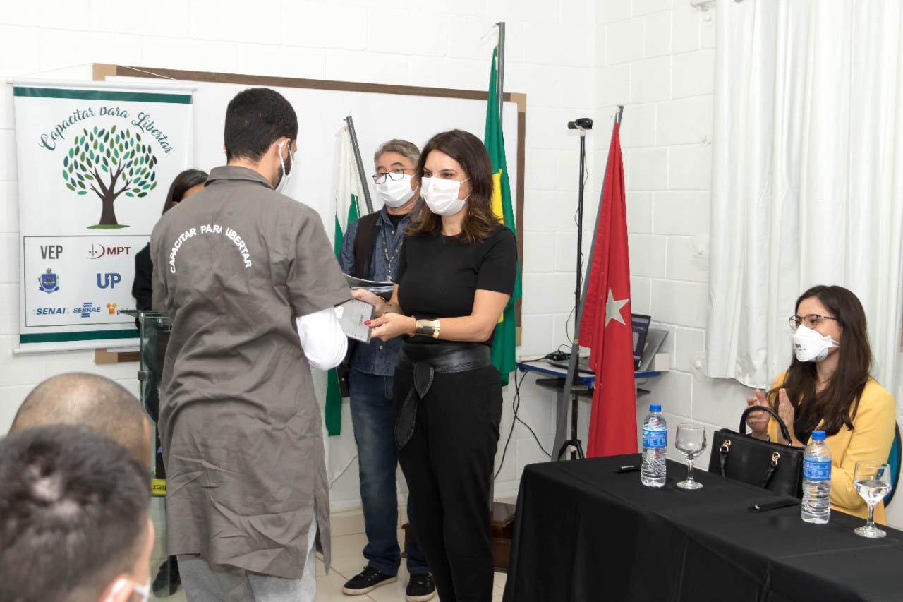 Vinte e oito presos da Penitenciária Estadual de Londrina II (PEL2) receberam seus certificados dos cursos profissionalizantes de construção civil, elétrica predial e refrigeração, ofertados à primeira turma do Projeto Capacitar para Libertar. A cerimônia de formatura ocorreu na tarde desta quinta-feira (26), em uma das salas da penitenciária. -  Londrina, 27/08/2021  -  Foto: DEPEN-PARANÁ