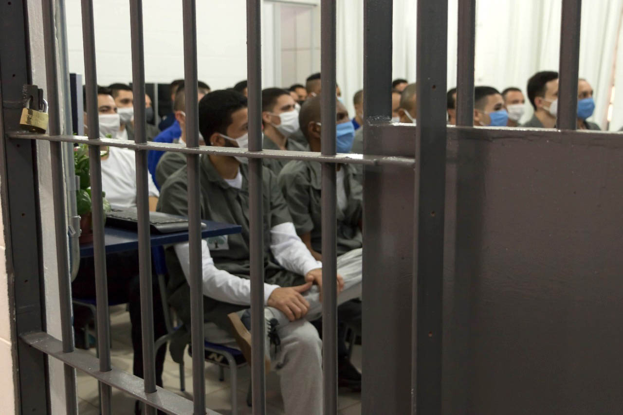 Vinte e oito presos da Penitenciária Estadual de Londrina II (PEL2) receberam seus certificados dos cursos profissionalizantes de construção civil, elétrica predial e refrigeração, ofertados à primeira turma do Projeto Capacitar para Libertar. A cerimônia de formatura ocorreu na tarde desta quinta-feira (26), em uma das salas da penitenciária. -  Londrina, 27/08/2021  -  Foto: DEPEN-PARANÁ