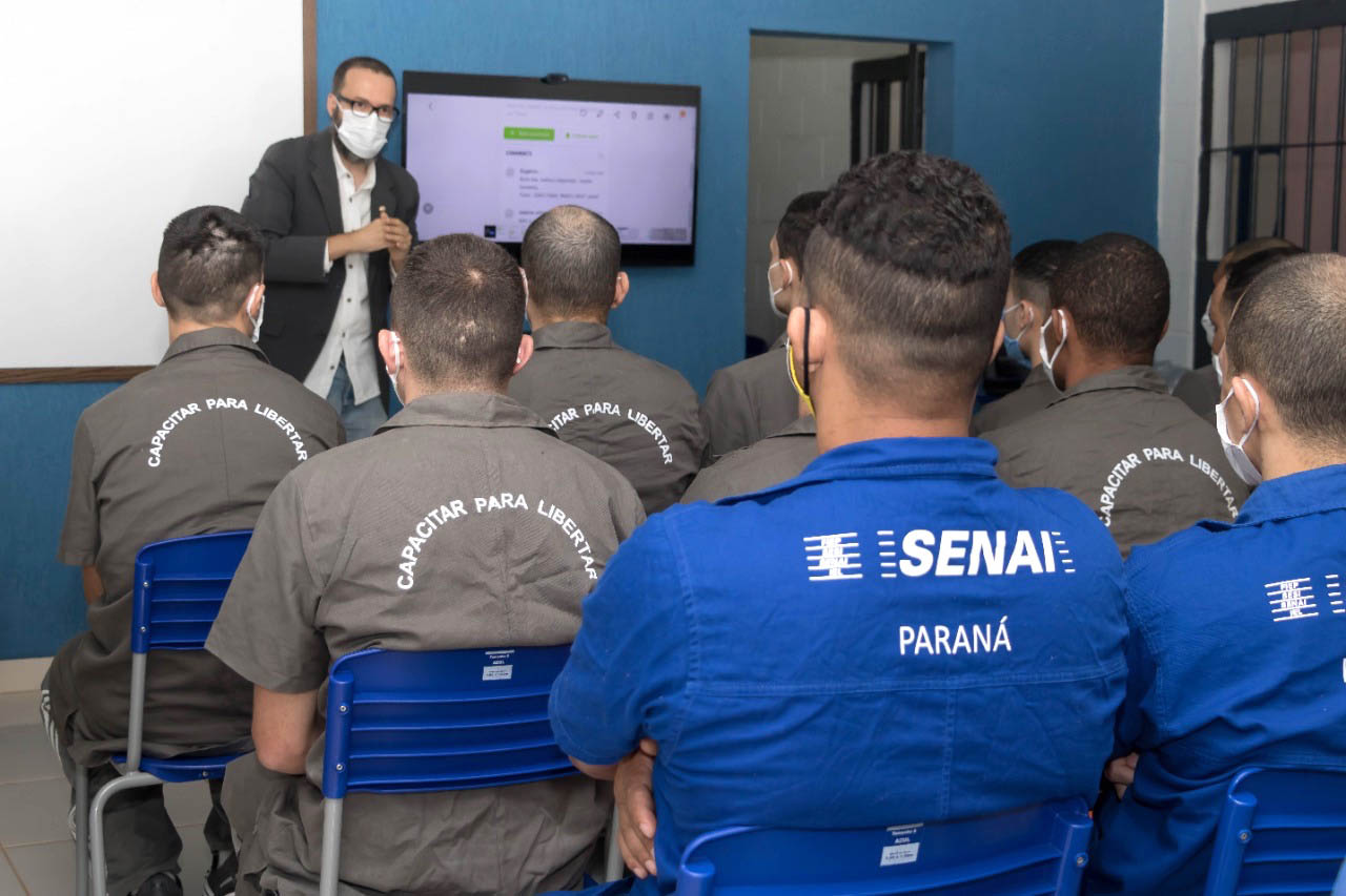 Vinte e oito presos da Penitenciária Estadual de Londrina II (PEL2) receberam seus certificados dos cursos profissionalizantes de construção civil, elétrica predial e refrigeração, ofertados à primeira turma do Projeto Capacitar para Libertar. A cerimônia de formatura ocorreu na tarde desta quinta-feira (26), em uma das salas da penitenciária. -  Londrina, 27/08/2021  -  Foto: DEPEN-PARANÁ