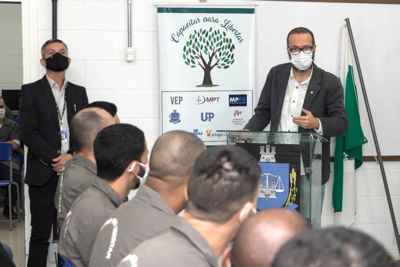 Vinte e oito presos da Penitenciária Estadual de Londrina II (PEL2) receberam seus certificados dos cursos profissionalizantes de construção civil, elétrica predial e refrigeração, ofertados à primeira turma do Projeto Capacitar para Libertar. A cerimônia de formatura ocorreu na tarde desta quinta-feira (26), em uma das salas da penitenciária. -  Londrina, 27/08/2021  -  Foto: DEPEN-PARANÁ