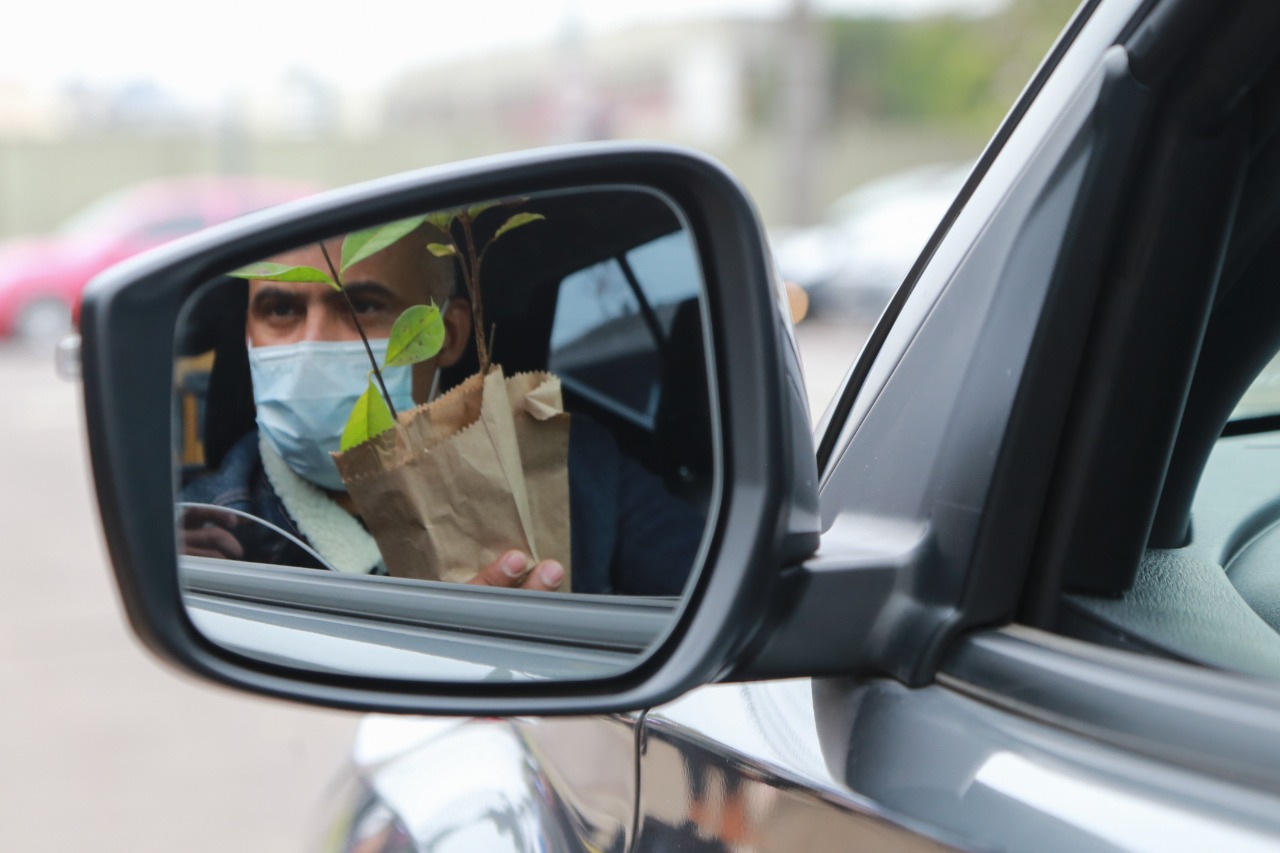 A primeira-dama Luciana Saito Massa, que preside o Conselho de Ação Solidária, e o secretário de Desenvolvimento Sustentável e do Turismo, Márcio Nunes, participam  da distribuição de mudas da campanha Floresce Paraná.F oto: Valdelino Pontes