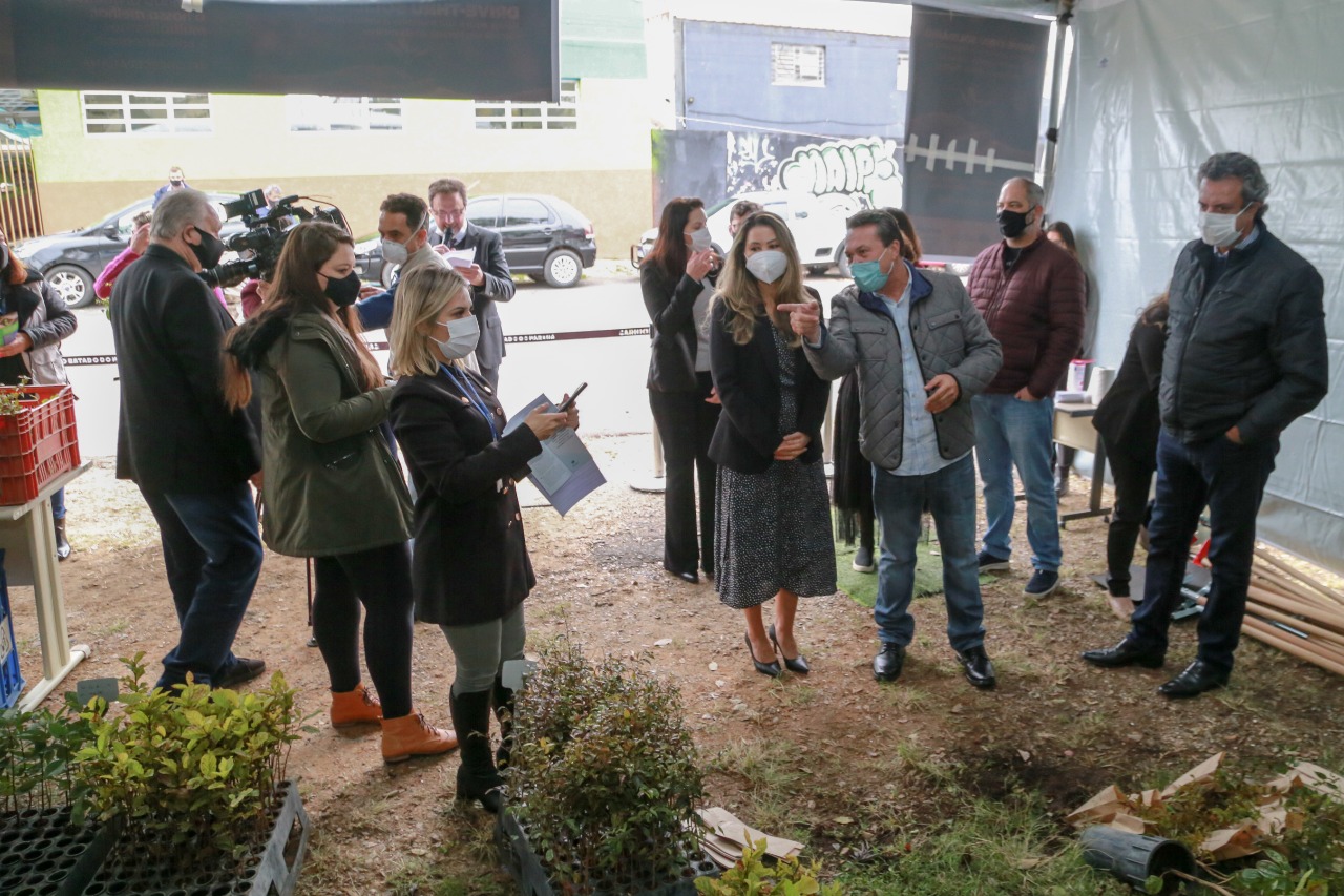 A primeira-dama Luciana Saito Massa, que preside o Conselho de Ação Solidária, e o secretário de Desenvolvimento Sustentável e do Turismo, Márcio Nunes, participam  da distribuição de mudas da campanha Floresce Paraná.F oto: Valdelino Pontes