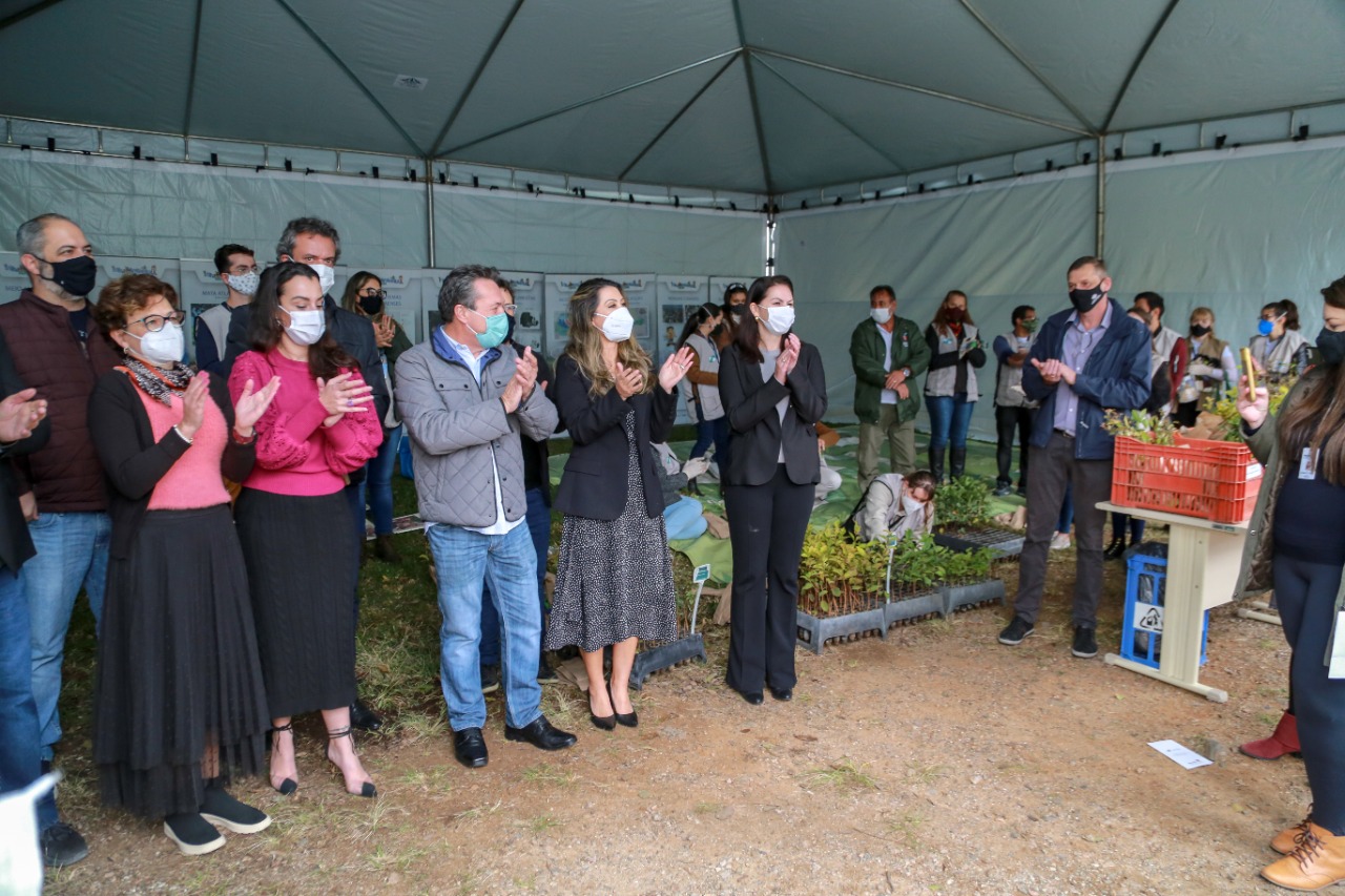 A primeira-dama Luciana Saito Massa, que preside o Conselho de Ação Solidária, e o secretário de Desenvolvimento Sustentável e do Turismo, Márcio Nunes, participam  da distribuição de mudas da campanha Floresce Paraná.F oto: Valdelino Pontes