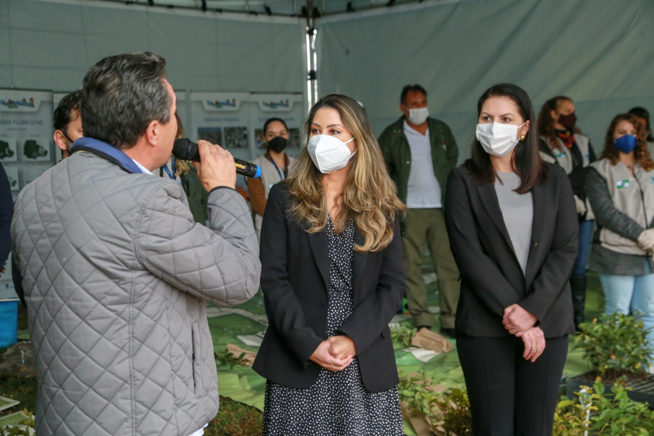 A primeira-dama Luciana Saito Massa, que preside o Conselho de Ação Solidária, e o secretário de Desenvolvimento Sustentável e do Turismo, Márcio Nunes, participam  da distribuição de mudas da campanha Floresce Paraná.F oto: Valdelino Pontes