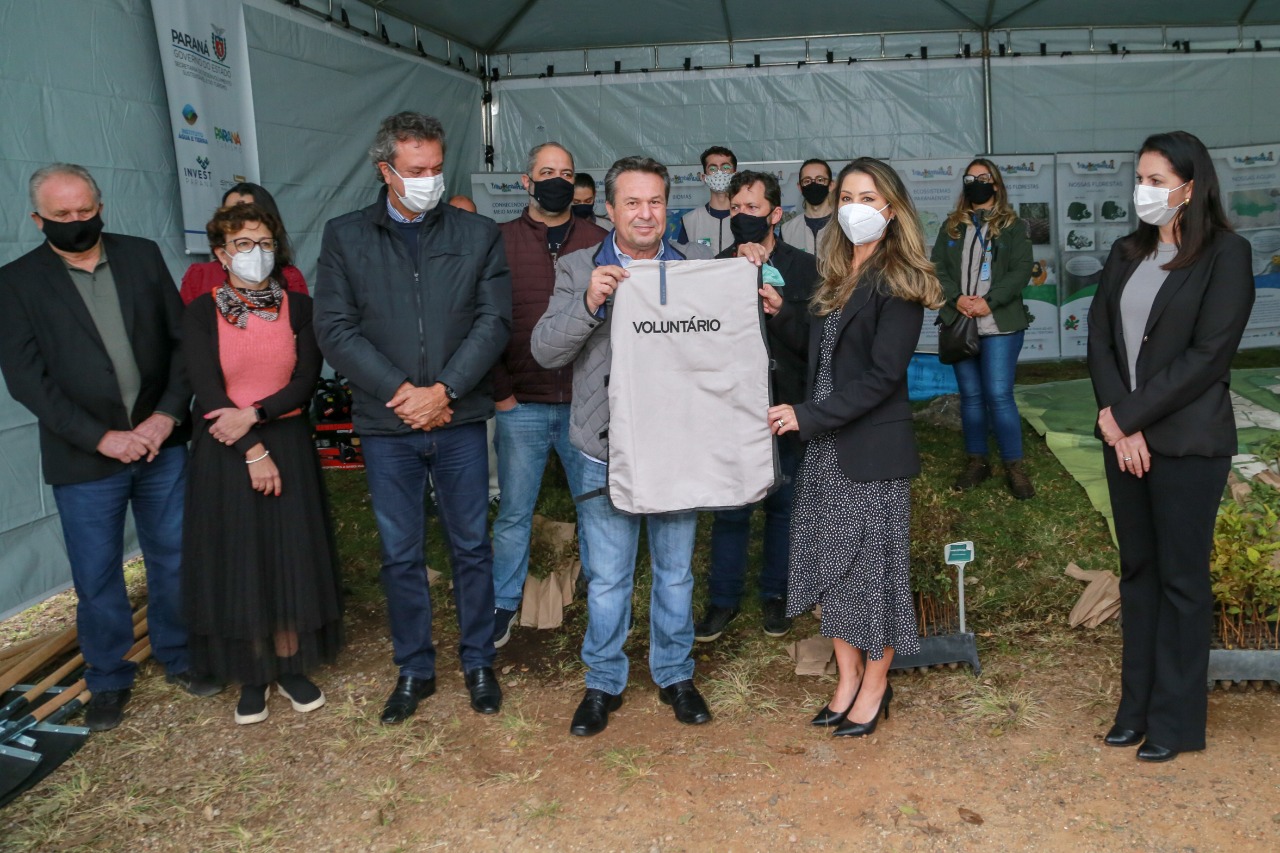 A primeira-dama Luciana Saito Massa, que preside o Conselho de Ação Solidária, e o secretário de Desenvolvimento Sustentável e do Turismo, Márcio Nunes, participam  da distribuição de mudas da campanha Floresce Paraná.F oto: Valdelino Pontes