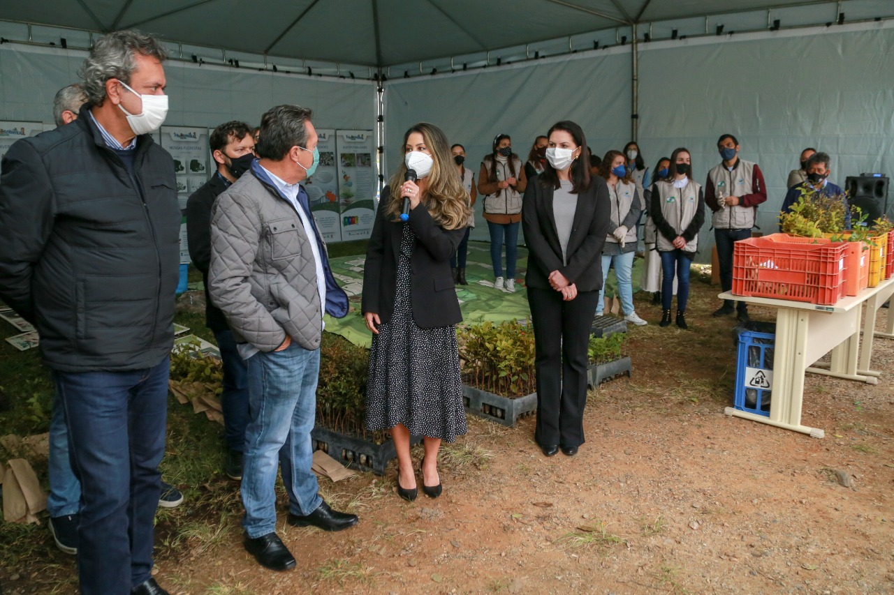 A primeira-dama Luciana Saito Massa, que preside o Conselho de Ação Solidária, e o secretário de Desenvolvimento Sustentável e do Turismo, Márcio Nunes, participam  da distribuição de mudas da campanha Floresce Paraná.F oto: Valdelino Pontes