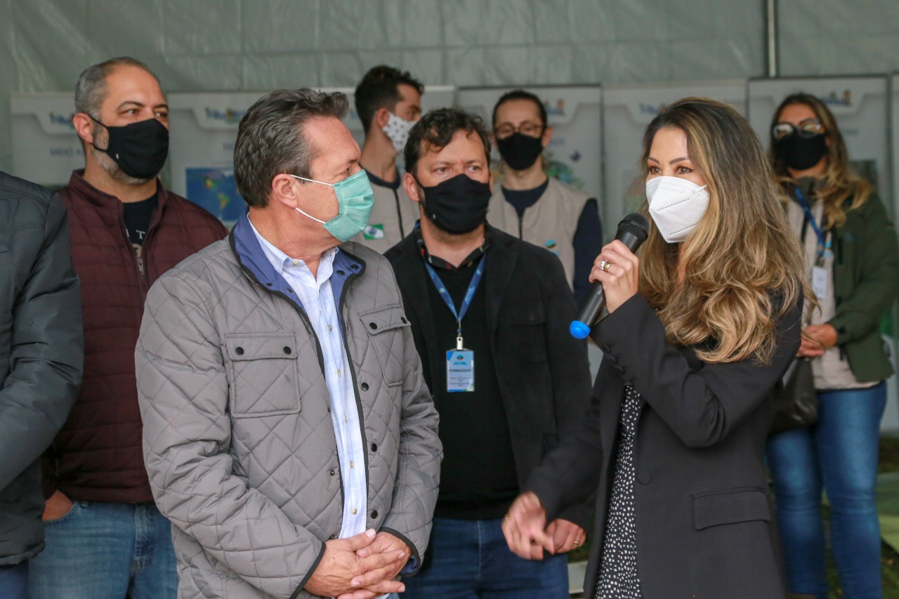 A primeira-dama Luciana Saito Massa, que preside o Conselho de Ação Solidária, e o secretário de Desenvolvimento Sustentável e do Turismo, Márcio Nunes, participam  da distribuição de mudas da campanha Floresce Paraná.F oto: Valdelino Pontes