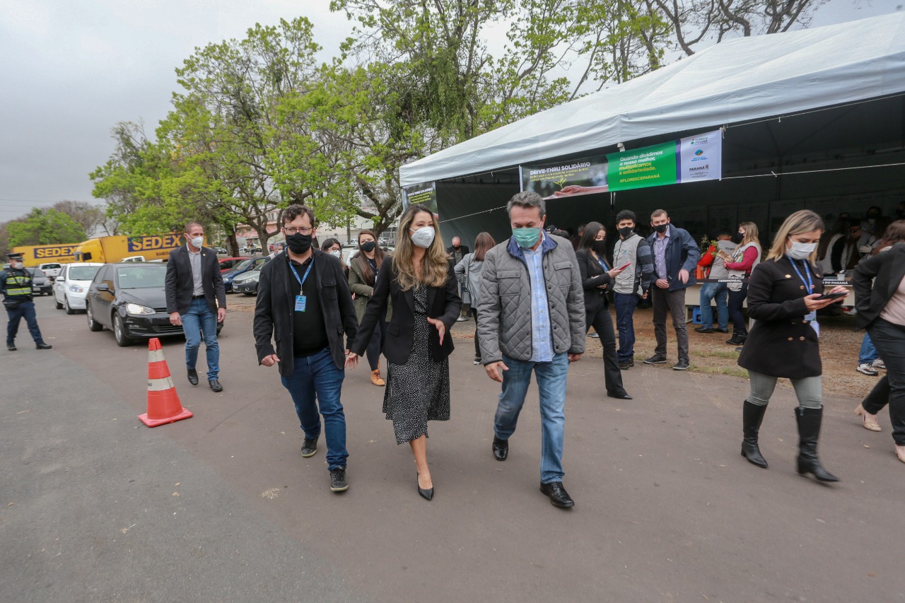 A primeira-dama Luciana Saito Massa, que preside o Conselho de Ação Solidária, e o secretário de Desenvolvimento Sustentável e do Turismo, Márcio Nunes, participam  da distribuição de mudas da campanha Floresce Paraná.F oto: Valdelino Pontes