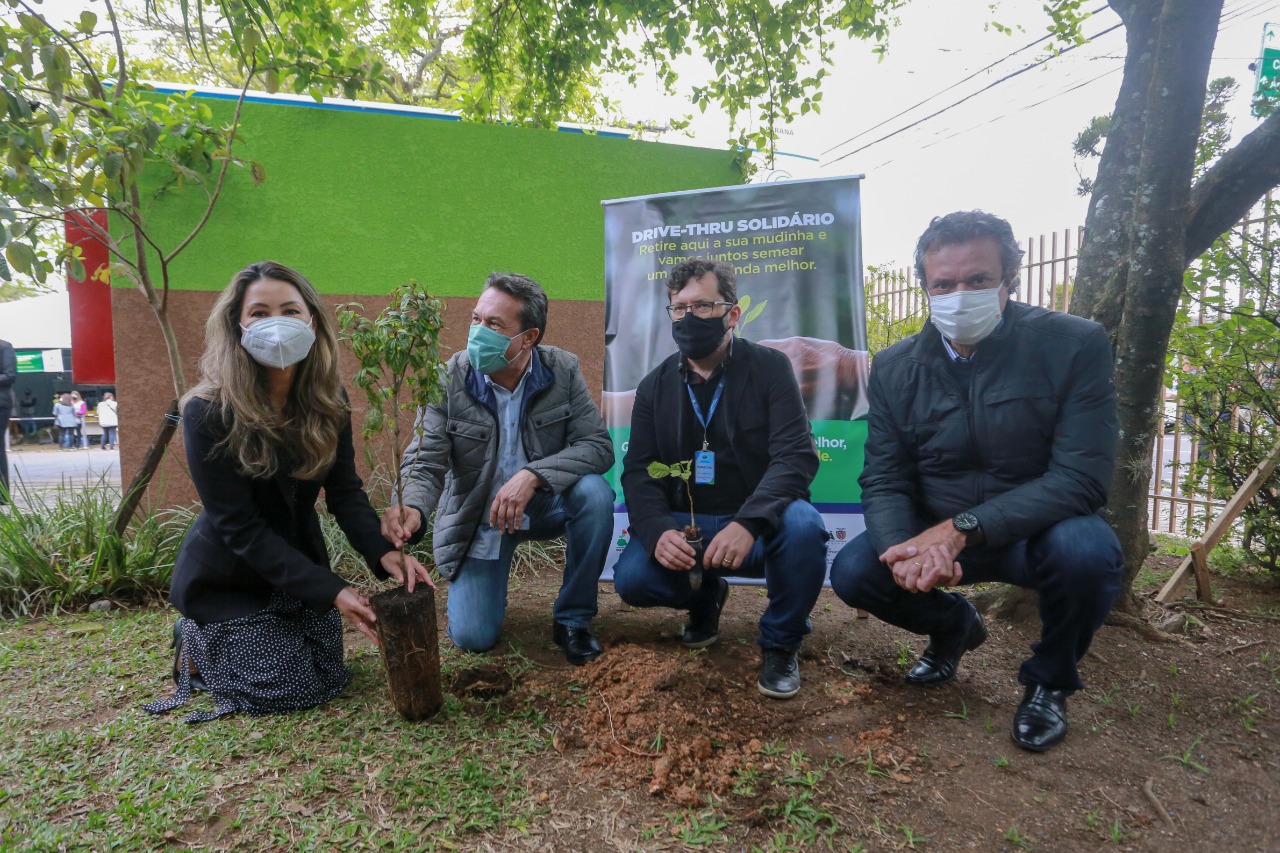 A primeira-dama Luciana Saito Massa, que preside o Conselho de Ação Solidária, e o secretário de Desenvolvimento Sustentável e do Turismo, Márcio Nunes, participam  da distribuição de mudas da campanha Floresce Paraná.F oto: Valdelino Pontes