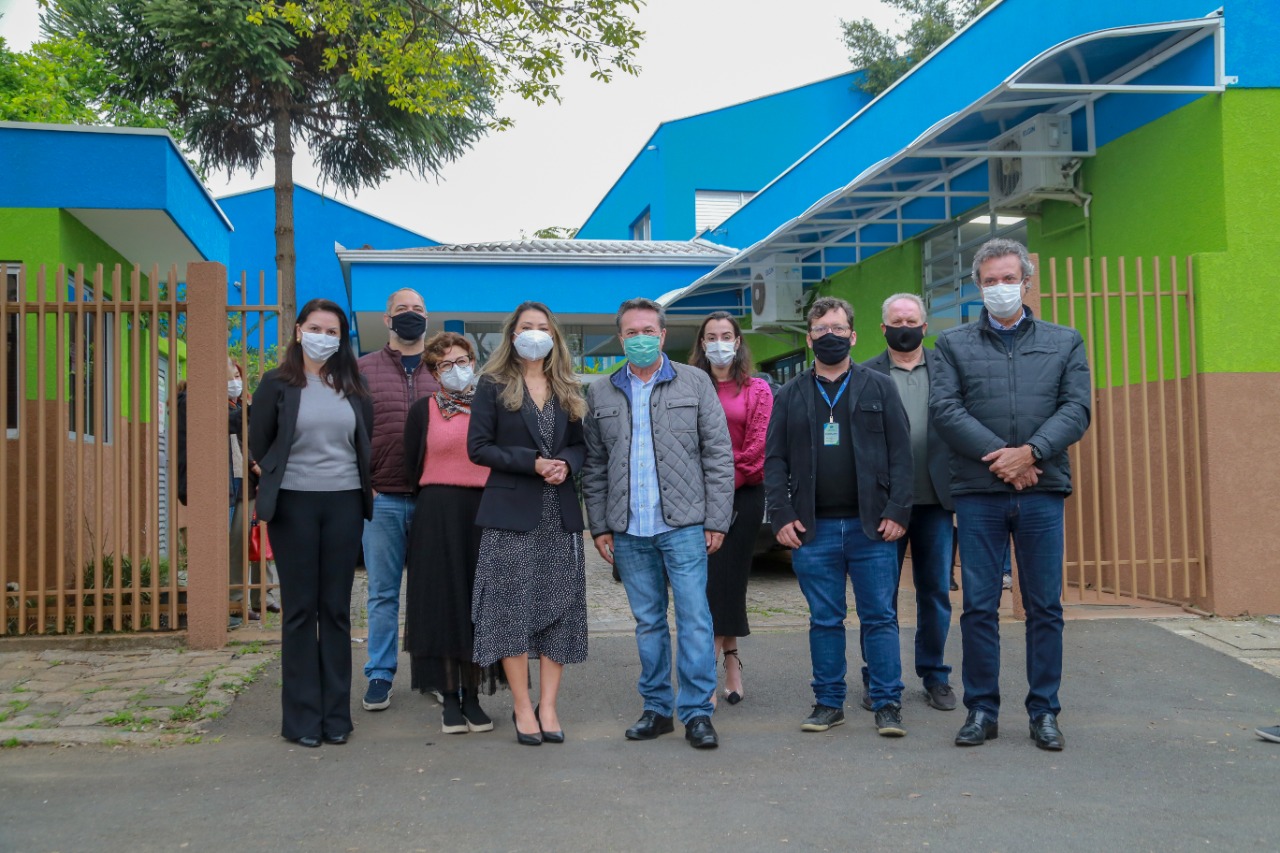 A primeira-dama Luciana Saito Massa, que preside o Conselho de Ação Solidária, e o secretário de Desenvolvimento Sustentável e do Turismo, Márcio Nunes, participam  da distribuição de mudas da campanha Floresce Paraná.F oto: Valdelino Pontes