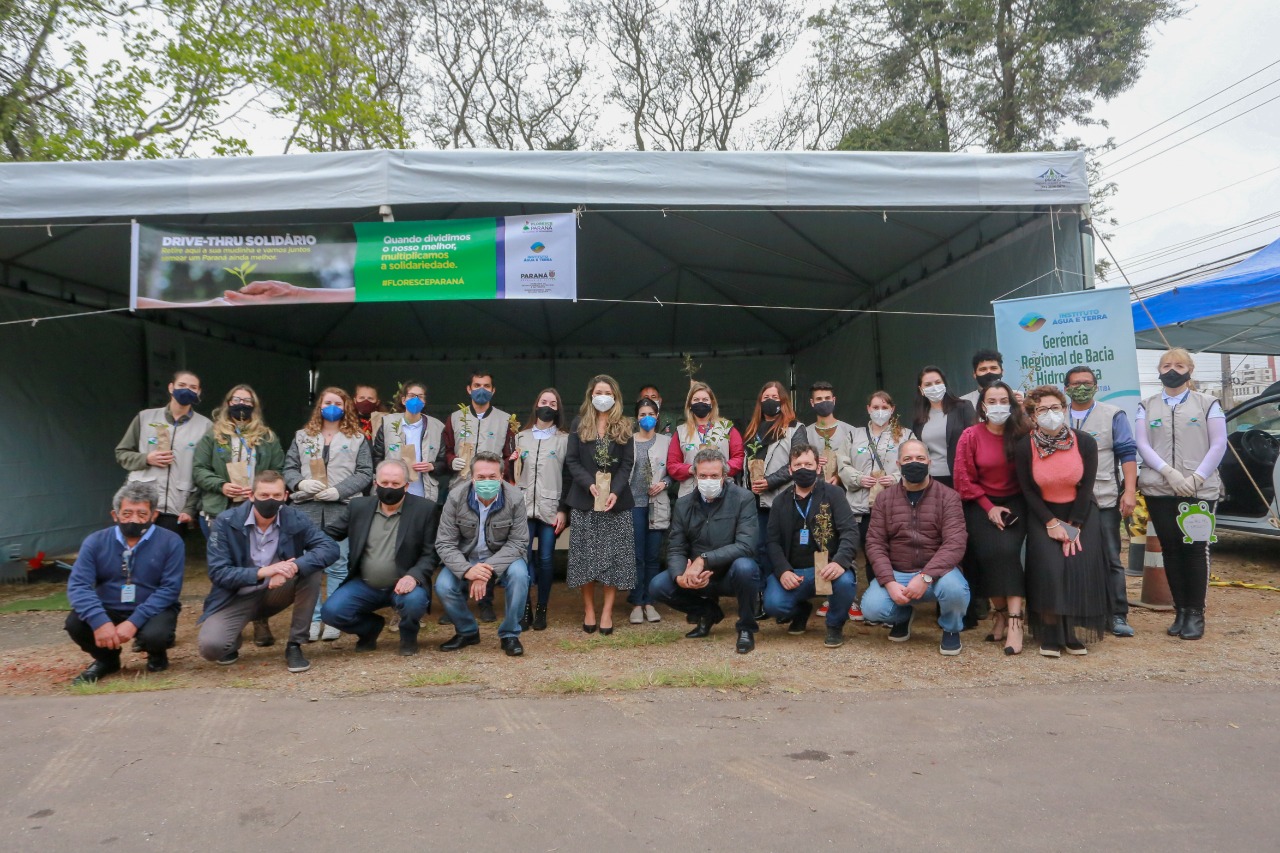 A primeira-dama Luciana Saito Massa, que preside o Conselho de Ação Solidária, e o secretário de Desenvolvimento Sustentável e do Turismo, Márcio Nunes, participam  da distribuição de mudas da campanha Floresce Paraná.F oto: Valdelino Pontes