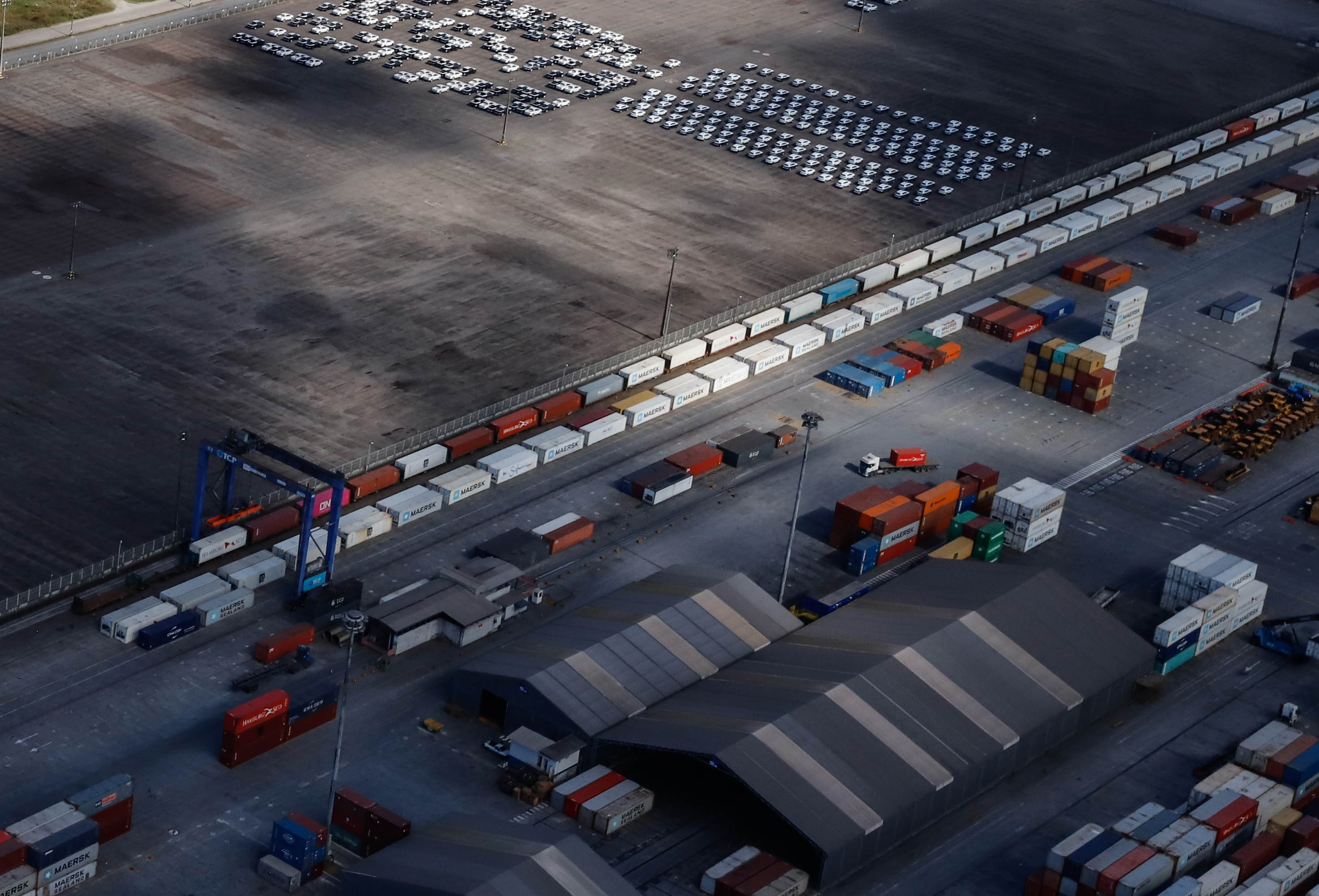 Das 34,89 milhões de toneladas de cargas que chegaram ou saíram do Porto de Paranaguá, entre de janeiro a julho deste ano, 6,72 milhões foram transportadas em vagões. O volume corresponde a 19,3% do total.  -  Foto: Rodrigo Félix Leal/SEIL