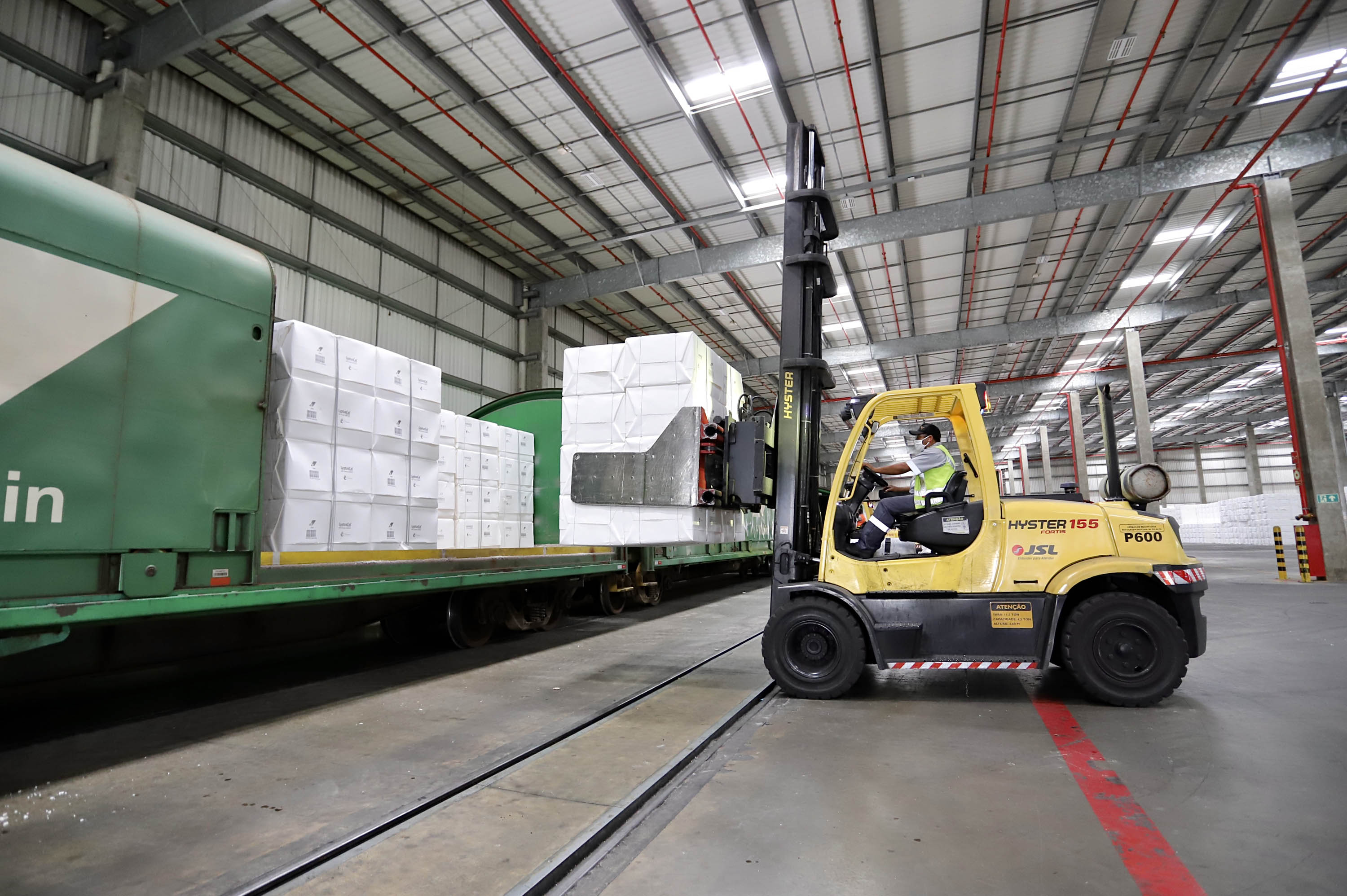 Das 34,89 milhões de toneladas de cargas que chegaram ou saíram do Porto de Paranaguá, entre de janeiro a julho deste ano, 6,72 milhões foram transportadas em vagões. O volume corresponde a 19,3% do total.  -  Foto:Claudio Neves/ Portos do Paraná