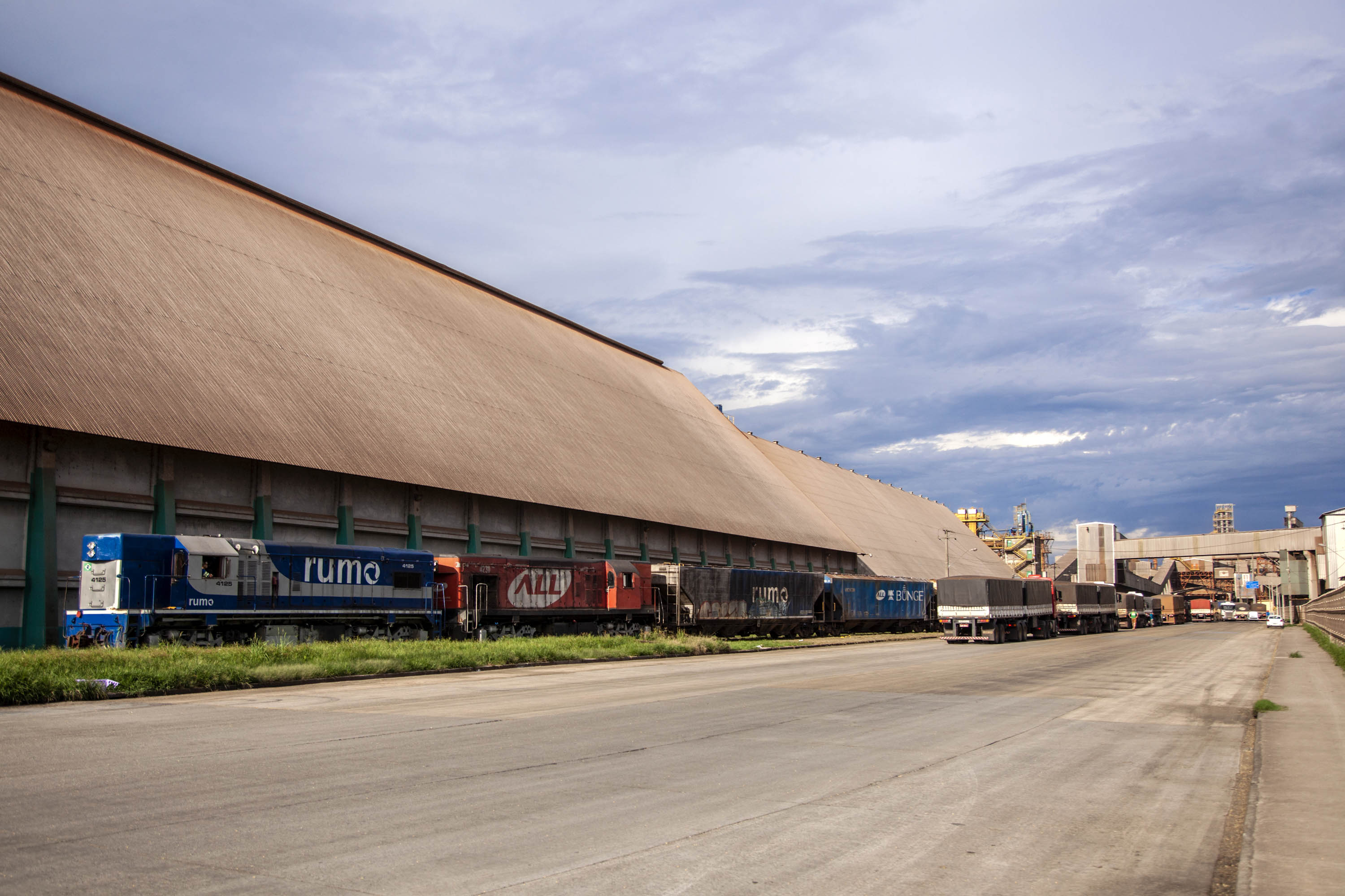 Das 34,89 milhões de toneladas de cargas que chegaram ou saíram do Porto de Paranaguá, entre de janeiro a julho deste ano, 6,72 milhões foram transportadas em vagões. O volume corresponde a 19,3% do total.  -  Foto: Claudio Neves/ Portos do Paraná
