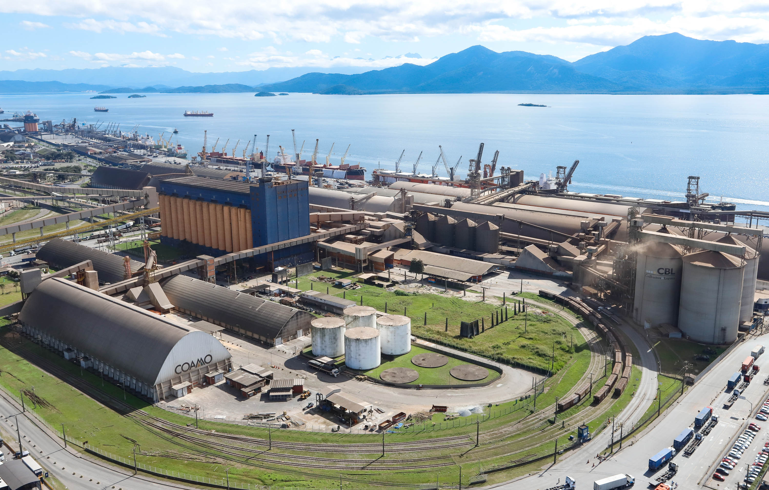 Das 34,89 milhões de toneladas de cargas que chegaram ou saíram do Porto de Paranaguá, entre de janeiro a julho deste ano, 6,72 milhões foram transportadas em vagões. O volume corresponde a 19,3% do total.  -  Foto:  Rodrigo Félix Leal/SEIL