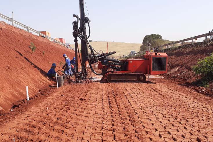 O Departamento de Estradas de Rodagem do Paraná (DER/PR) retomou este mês as obras de um novo viaduto em Água Boa, distrito de Paiçandu, na região Noroeste. A obra de arte especial, localizada no km 164 da PR-323, tem um valor de cerca de R$ 2 milhões para execução de sua estrutura de concreto armado. Foto:DER