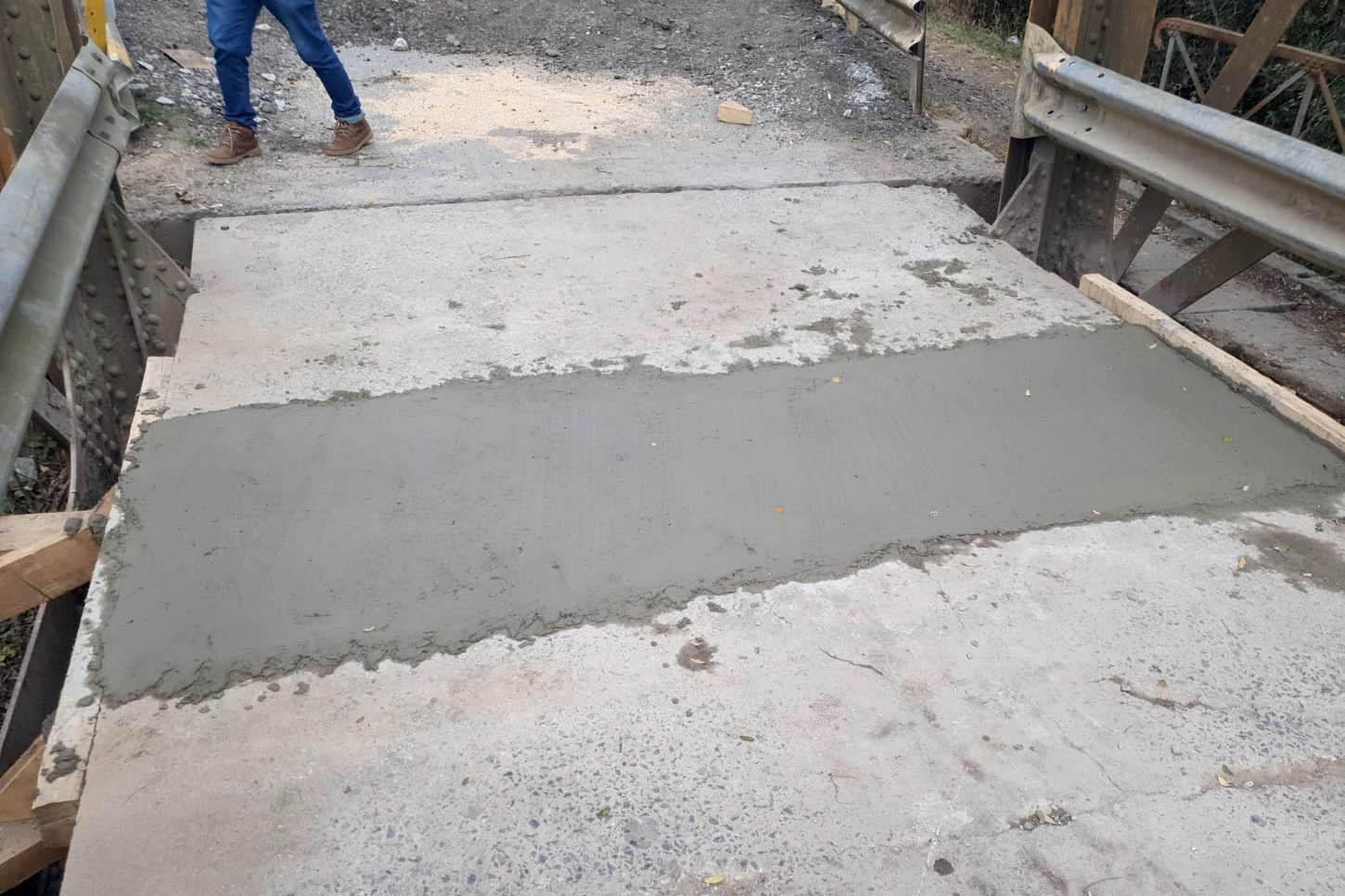 Ponte de ferro liberada (serviços em andamento nas fotos) - Foto: DER/PR