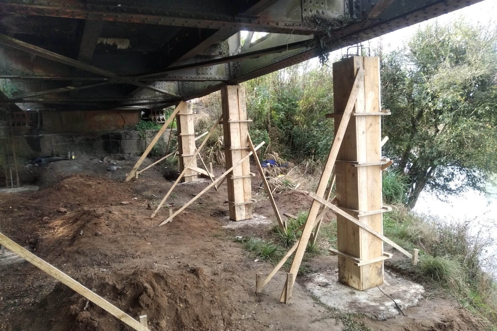 Ponte de ferro liberada (serviços em andamento nas fotos) - Foto: DER/PR
