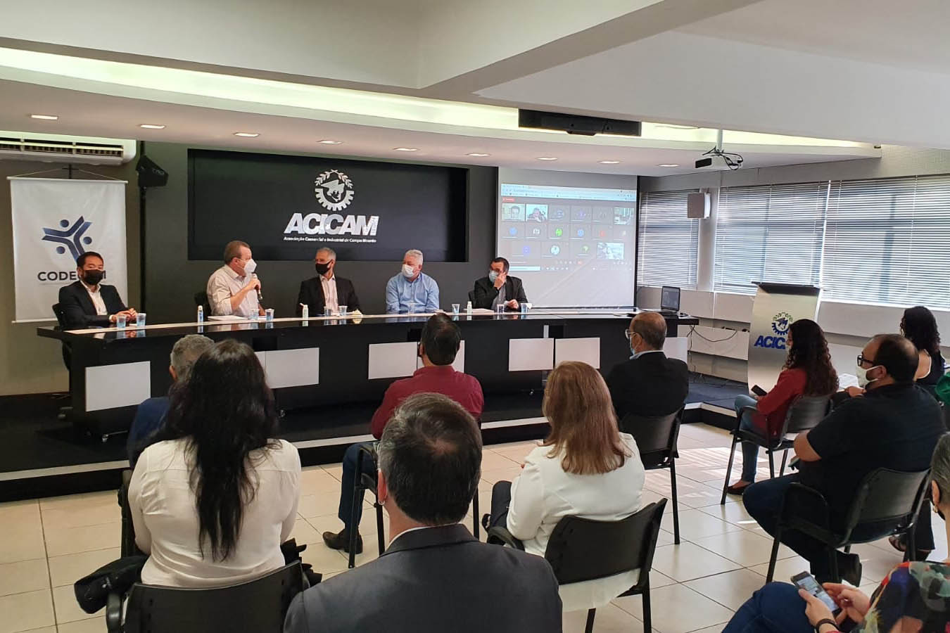 Pesquisadores da Universidade Estadual do Paraná (Unespar) e da Universidade Estadual de Maringá (UEM) entregaram, nesta sexta-feira (3), ao Conselho de Desenvolvimento Econômico de Campo Mourão (Codecam) um Plano Estratégico de Desenvolvimento Territorial para o município e região. -  Curitiba, 03/09/2021  -  Foto: SETI