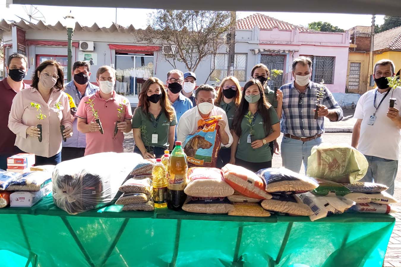 IAT continua com ações de distribuição de mudas de árvores nativas em troca de alimentos. Foto: IAT