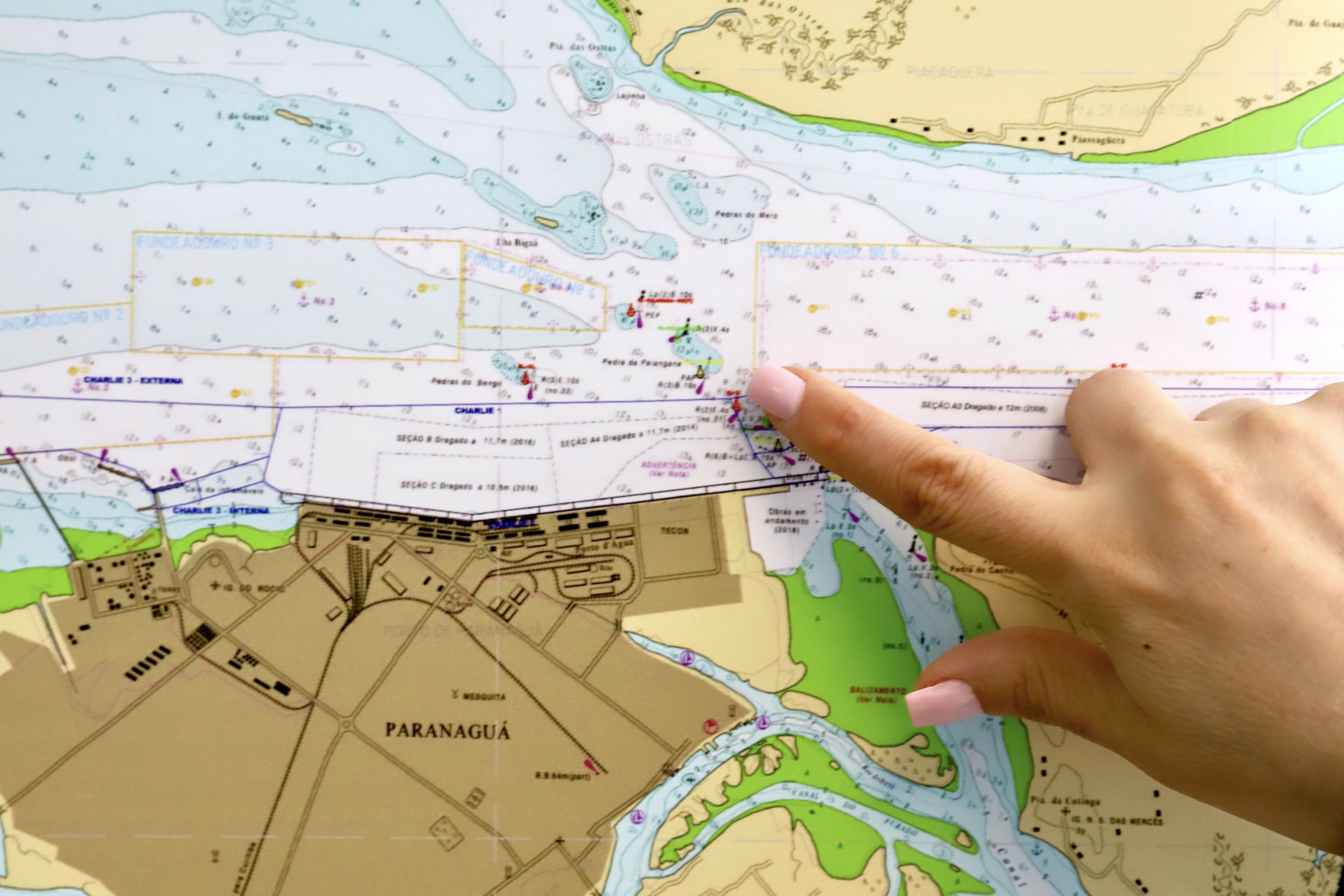 A Portos do Paraná deu o início nesta segunda-feira (6), por volta das 15h30, à obra de dragagem por derrocamento das Pedras das Palanganas. Após o acionamento dos equipamentos de segurança, incluindo a cortina de bolhas e o aviso sonoro, a primeira detonação ocorreu por volta das 17h30. -  Paranaguá, 06/09/2021 -  Foto: Claudio Neves/ Portos do Paraná