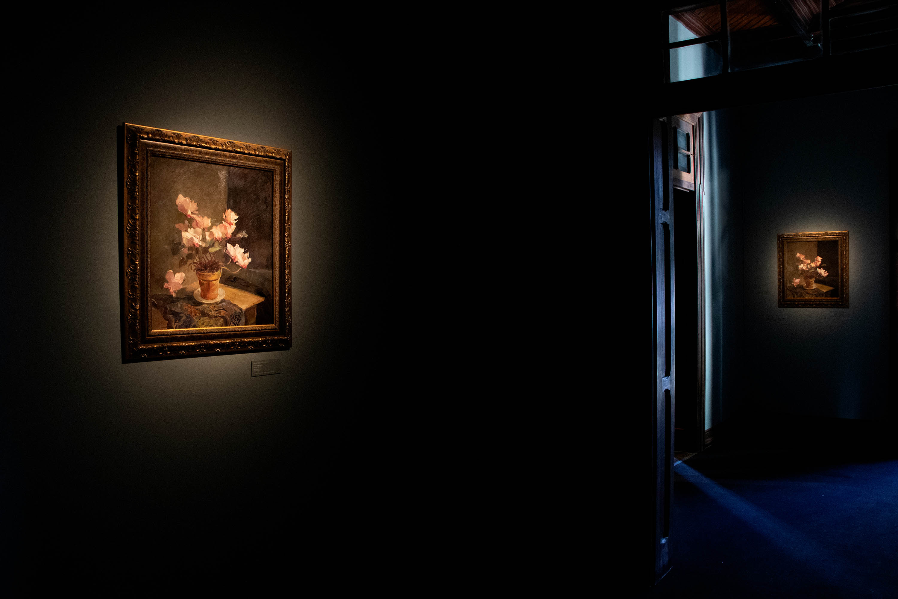 A inconfundível obra do pintor moderno Arthur Nísio apropriada pelo artista contemporâneo Tony Camargo: essa é a proposta da nova exposição do Museu Paranaense, ?Isto não é um Nísio?, com abertura marcada para o dia 14 de setembro. Através de uma instalação, Tony Camargo faz refletir sobre a originalidade, assim como sobre questões relacionadas à experiência do corpo em contato com o objeto artístico.  -  Curitiba, 13/09/2021 - Foto: MUPA