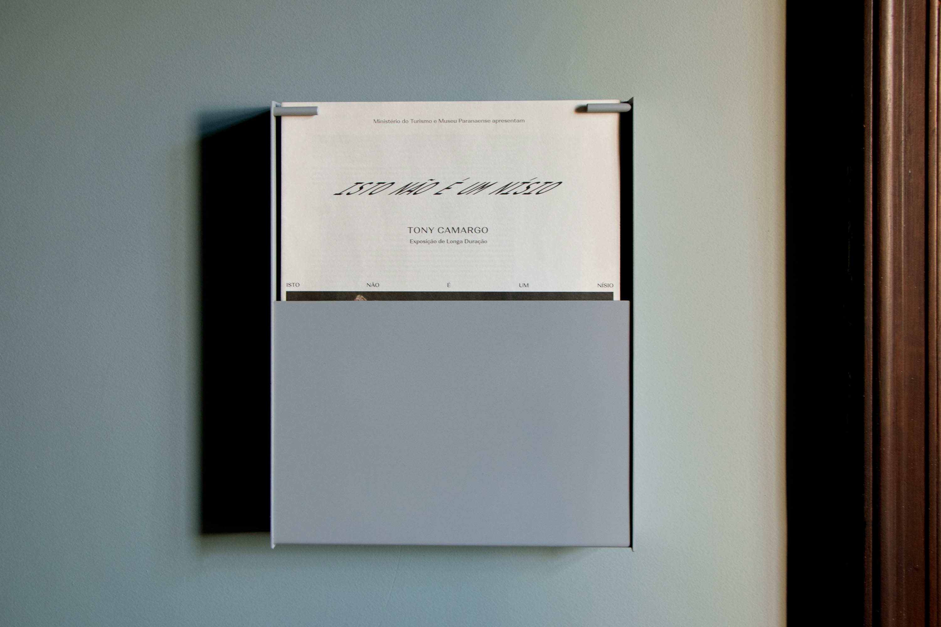 A inconfundível obra do pintor moderno Arthur Nísio apropriada pelo artista contemporâneo Tony Camargo: essa é a proposta da nova exposição do Museu Paranaense, ?Isto não é um Nísio?, com abertura marcada para o dia 14 de setembro. Através de uma instalação, Tony Camargo faz refletir sobre a originalidade, assim como sobre questões relacionadas à experiência do corpo em contato com o objeto artístico.  -  Curitiba, 13/09/2021 - Foto: MUPA