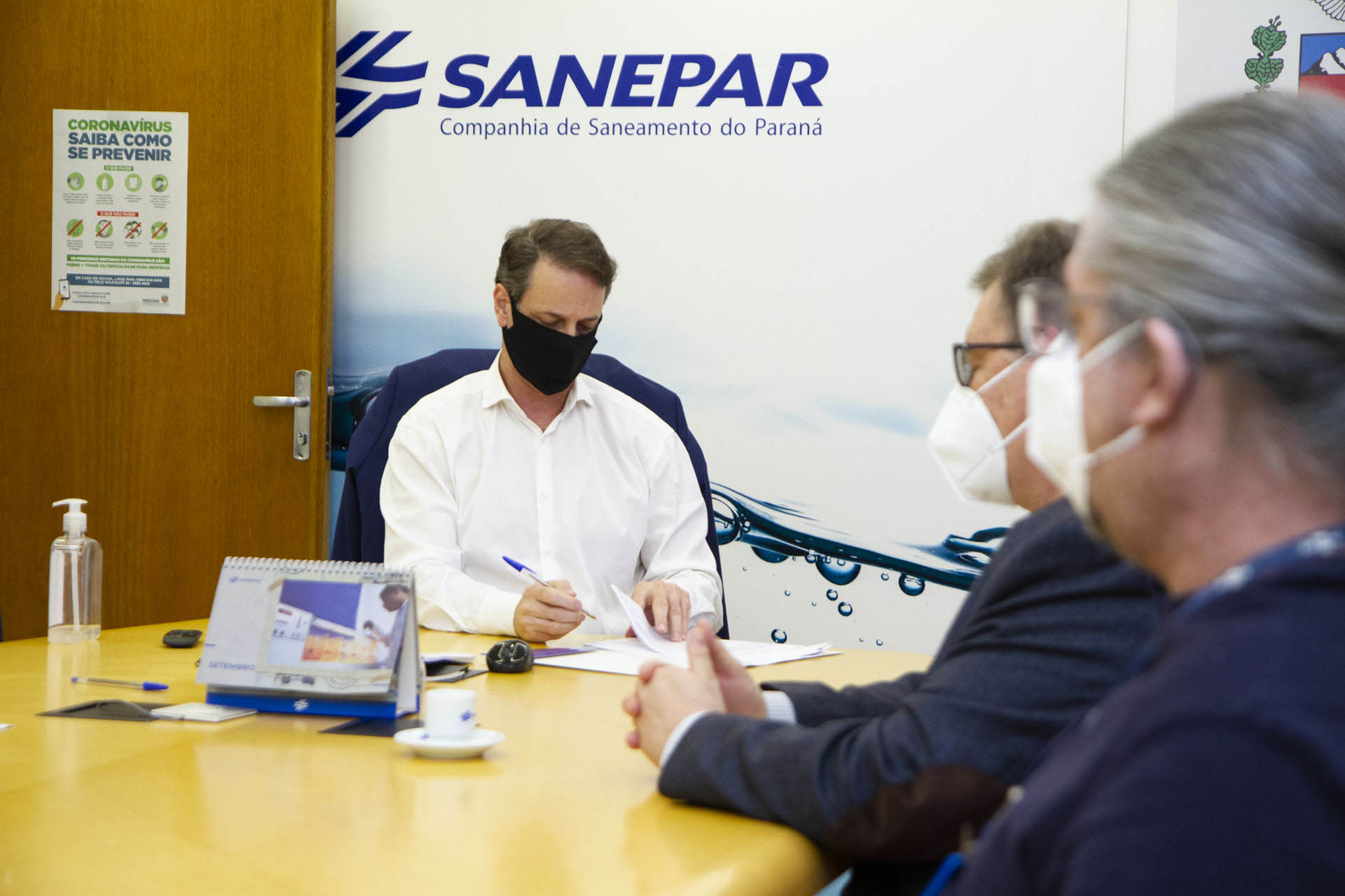 Sanepar e Embrapa vão utilizar abelhas sem ferrão para monitoramento ambiental - Diretor-presidente da Sanepar; Claudio Stabile; diretor de Meio Ambiente da Sanepar; Julio Gonchorosky; Chefe Geral da Embrapa Florestas; Erich Schaitza; e pesquisador da Embrapa Florestas Guilherme Schnell e Schühli; -; Curitiba; 13/09/2021; -; Foto:; Andre Thiago Chaves Aguiar/Sanepar