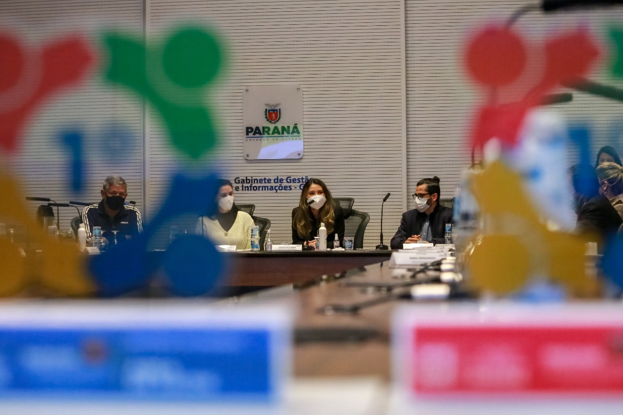 Representantes das três entidades sociais vencedoras do Prêmio Ação Solidária Paraná de 2020 foram recebidos no Palácio Iguaçu, nesta quinta-feira (16), para a entrega do troféu e certificado de reconhecimento da competição de solidariedade promovida pelo Governo do Estado