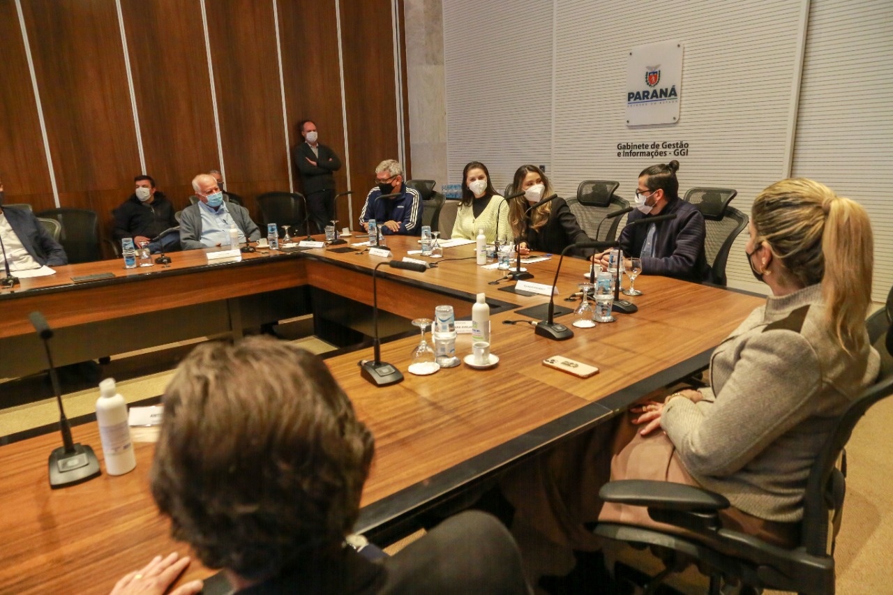 Representantes das três entidades sociais vencedoras do Prêmio Ação Solidária Paraná de 2020 foram recebidos no Palácio Iguaçu, nesta quinta-feira (16), para a entrega do troféu e certificado de reconhecimento da competição de solidariedade promovida pelo Governo do Estado