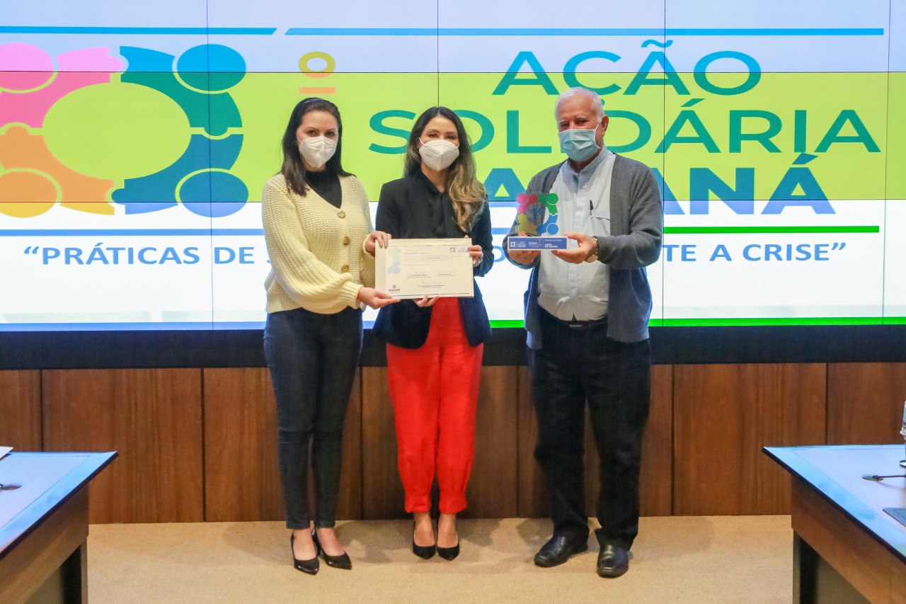 Representantes das três entidades sociais vencedoras do Prêmio Ação Solidária Paraná de 2020 foram recebidos no Palácio Iguaçu, nesta quinta-feira (16), para a entrega do troféu e certificado de reconhecimento da competição de solidariedade promovida pelo Governo do Estado