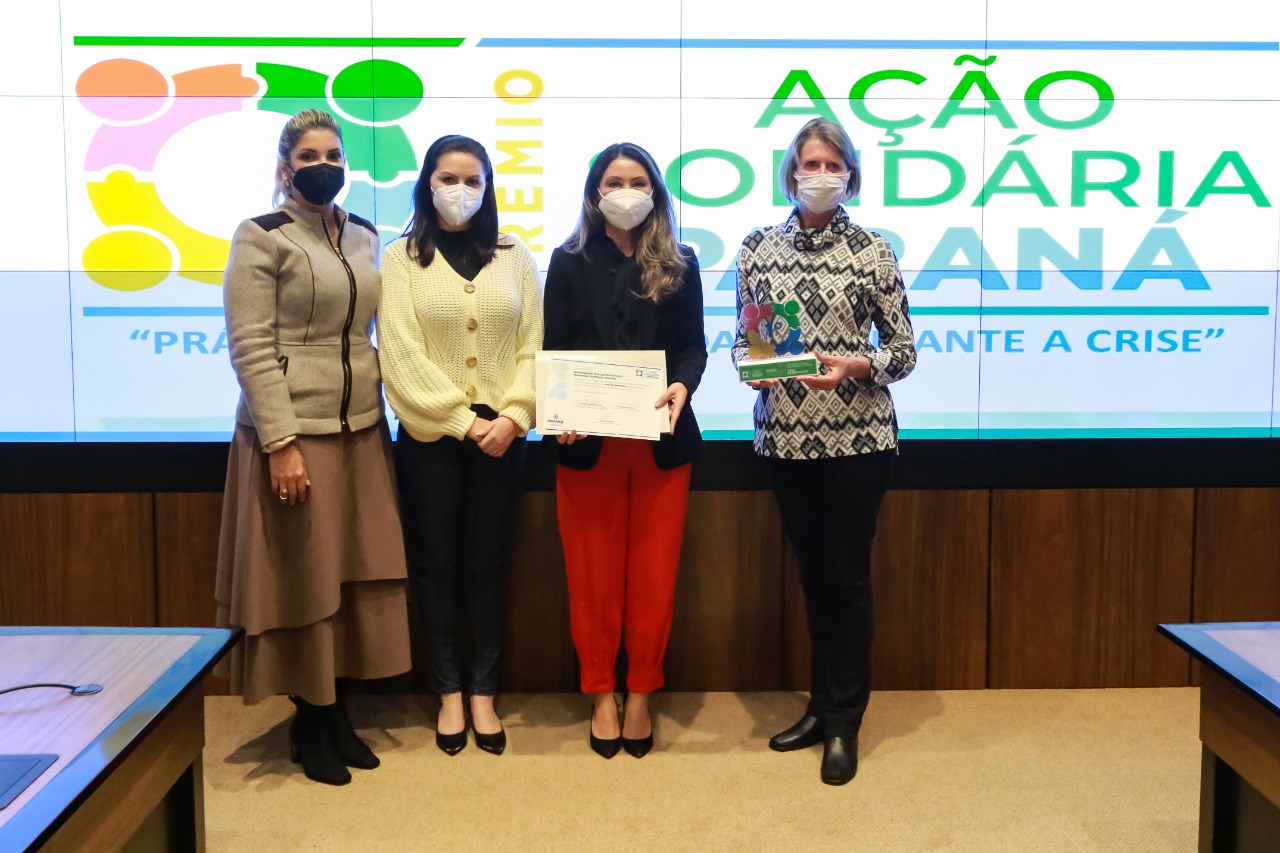 Representantes das três entidades sociais vencedoras do Prêmio Ação Solidária Paraná de 2020 foram recebidos no Palácio Iguaçu, nesta quinta-feira (16), para a entrega do troféu e certificado de reconhecimento da competição de solidariedade promovida pelo Governo do Estado