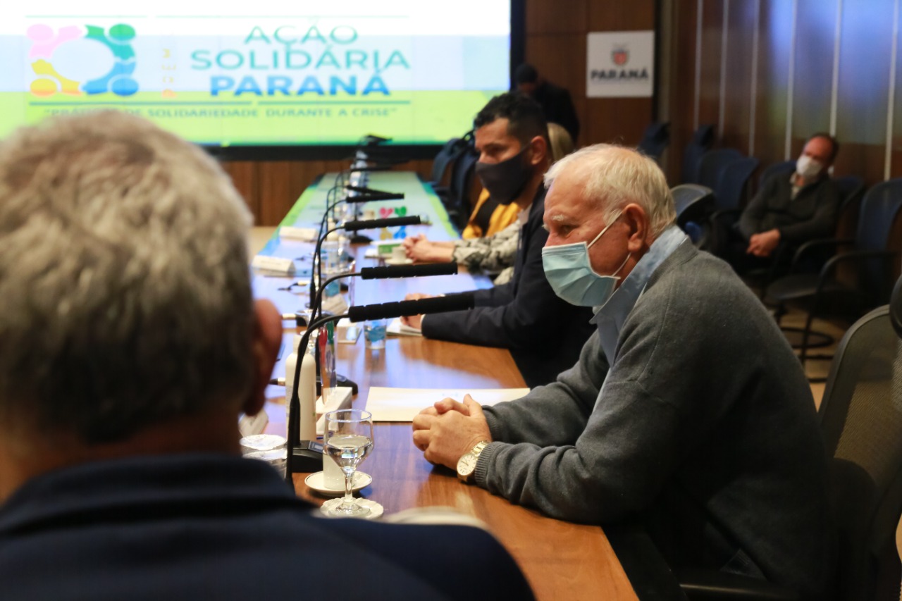 Representantes das três entidades sociais vencedoras do Prêmio Ação Solidária Paraná de 2020 foram recebidos no Palácio Iguaçu, nesta quinta-feira (16), para a entrega do troféu e certificado de reconhecimento da competição de solidariedade promovida pelo Governo do Estado