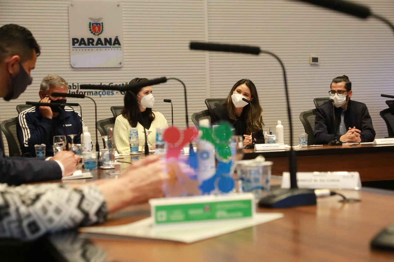 Representantes das três entidades sociais vencedoras do Prêmio Ação Solidária Paraná de 2020 foram recebidos no Palácio Iguaçu, nesta quinta-feira (16), para a entrega do troféu e certificado de reconhecimento da competição de solidariedade promovida pelo Governo do Estado