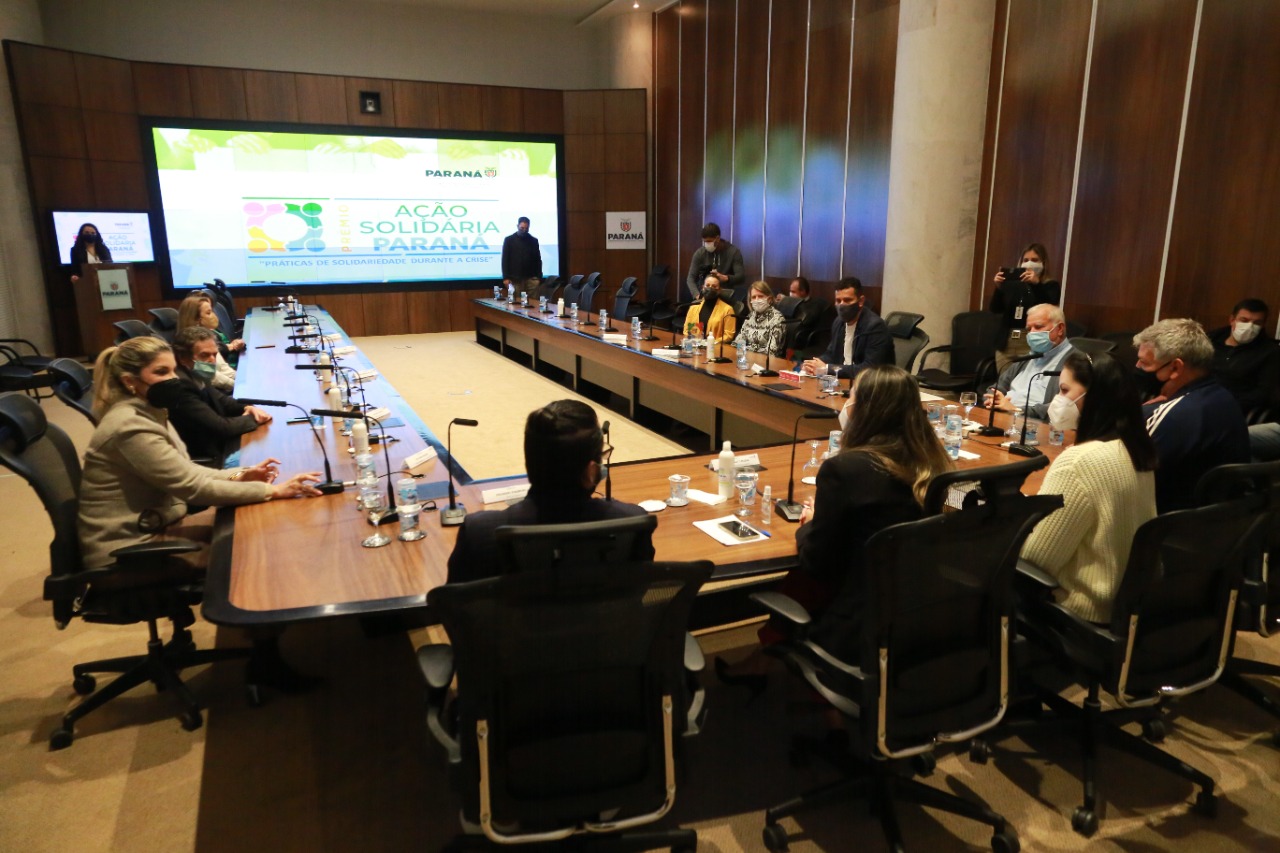 Representantes das três entidades sociais vencedoras do Prêmio Ação Solidária Paraná de 2020 foram recebidos no Palácio Iguaçu, nesta quinta-feira (16), para a entrega do troféu e certificado de reconhecimento da competição de solidariedade promovida pelo Governo do Estado
