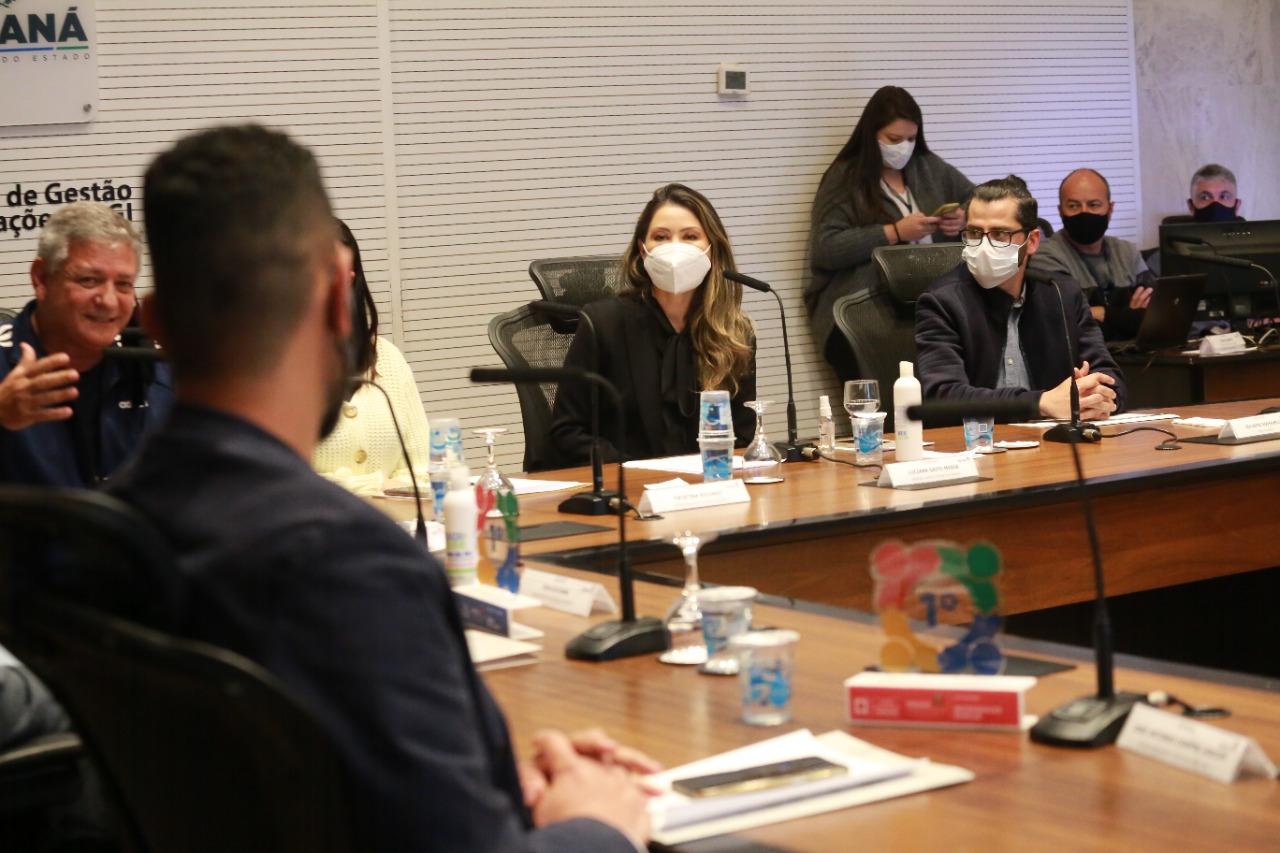 Representantes das três entidades sociais vencedoras do Prêmio Ação Solidária Paraná de 2020 foram recebidos no Palácio Iguaçu, nesta quinta-feira (16), para a entrega do troféu e certificado de reconhecimento da competição de solidariedade promovida pelo Governo do Estado