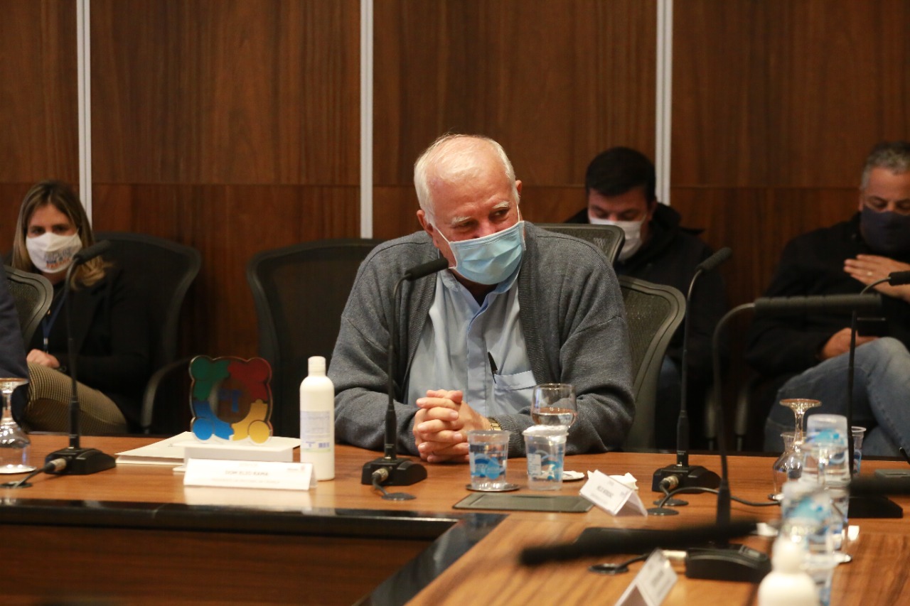 Representantes das três entidades sociais vencedoras do Prêmio Ação Solidária Paraná de 2020 foram recebidos no Palácio Iguaçu, nesta quinta-feira (16), para a entrega do troféu e certificado de reconhecimento da competição de solidariedade promovida pelo Governo do Estado