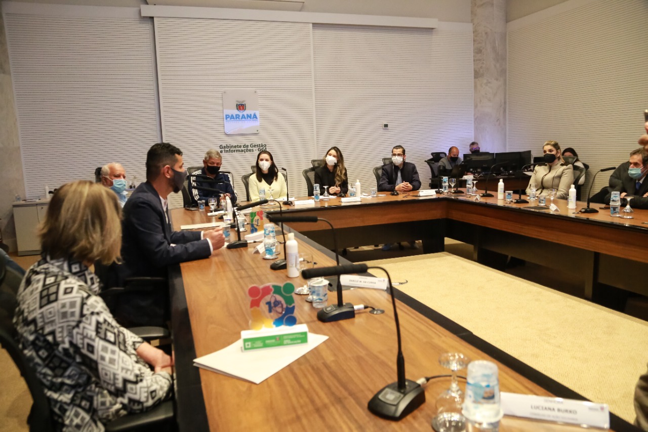 Representantes das três entidades sociais vencedoras do Prêmio Ação Solidária Paraná de 2020 foram recebidos no Palácio Iguaçu, nesta quinta-feira (16), para a entrega do troféu e certificado de reconhecimento da competição de solidariedade promovida pelo Governo do Estado