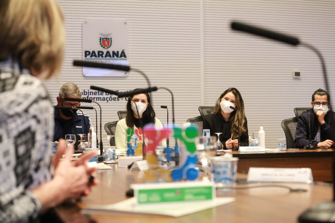 Representantes das três entidades sociais vencedoras do Prêmio Ação Solidária Paraná de 2020 foram recebidos no Palácio Iguaçu, nesta quinta-feira (16), para a entrega do troféu e certificado de reconhecimento da competição de solidariedade promovida pelo Governo do Estado