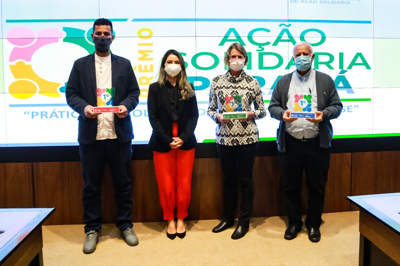 Representantes das três entidades sociais vencedoras do Prêmio Ação Solidária Paraná de 2020 foram recebidos no Palácio Iguaçu, nesta quinta-feira (16), para a entrega do troféu e certificado de reconhecimento da competição de solidariedade promovida pelo Governo do Estado