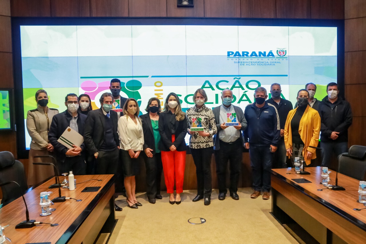 Representantes das três entidades sociais vencedoras do Prêmio Ação Solidária Paraná de 2020 foram recebidos no Palácio Iguaçu, nesta quinta-feira (16), para a entrega do troféu e certificado de reconhecimento da competição de solidariedade promovida pelo Governo do Estado