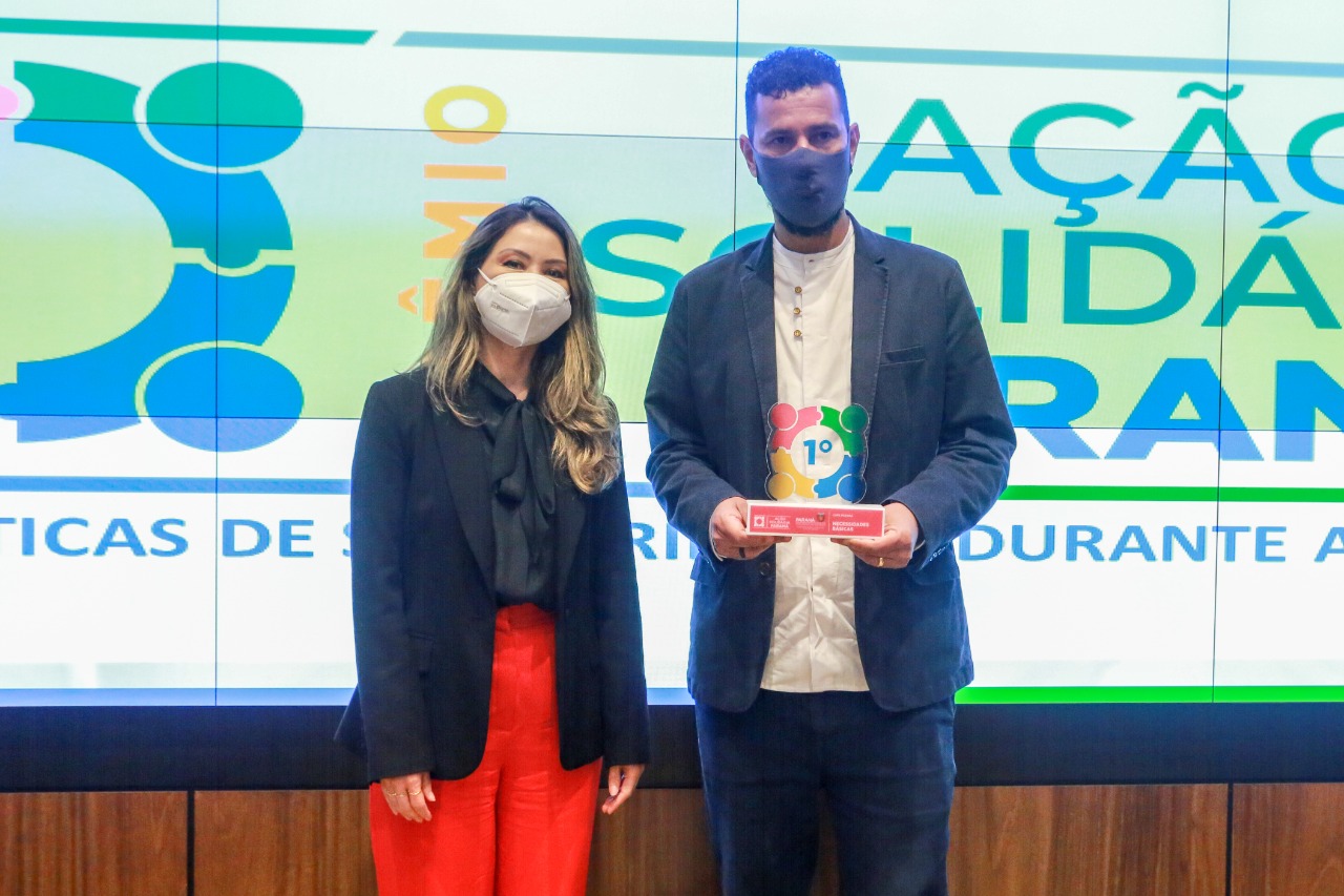 Representantes das três entidades sociais vencedoras do Prêmio Ação Solidária Paraná de 2020 foram recebidos no Palácio Iguaçu, nesta quinta-feira (16), para a entrega do troféu e certificado de reconhecimento da competição de solidariedade promovida pelo Governo do Estado