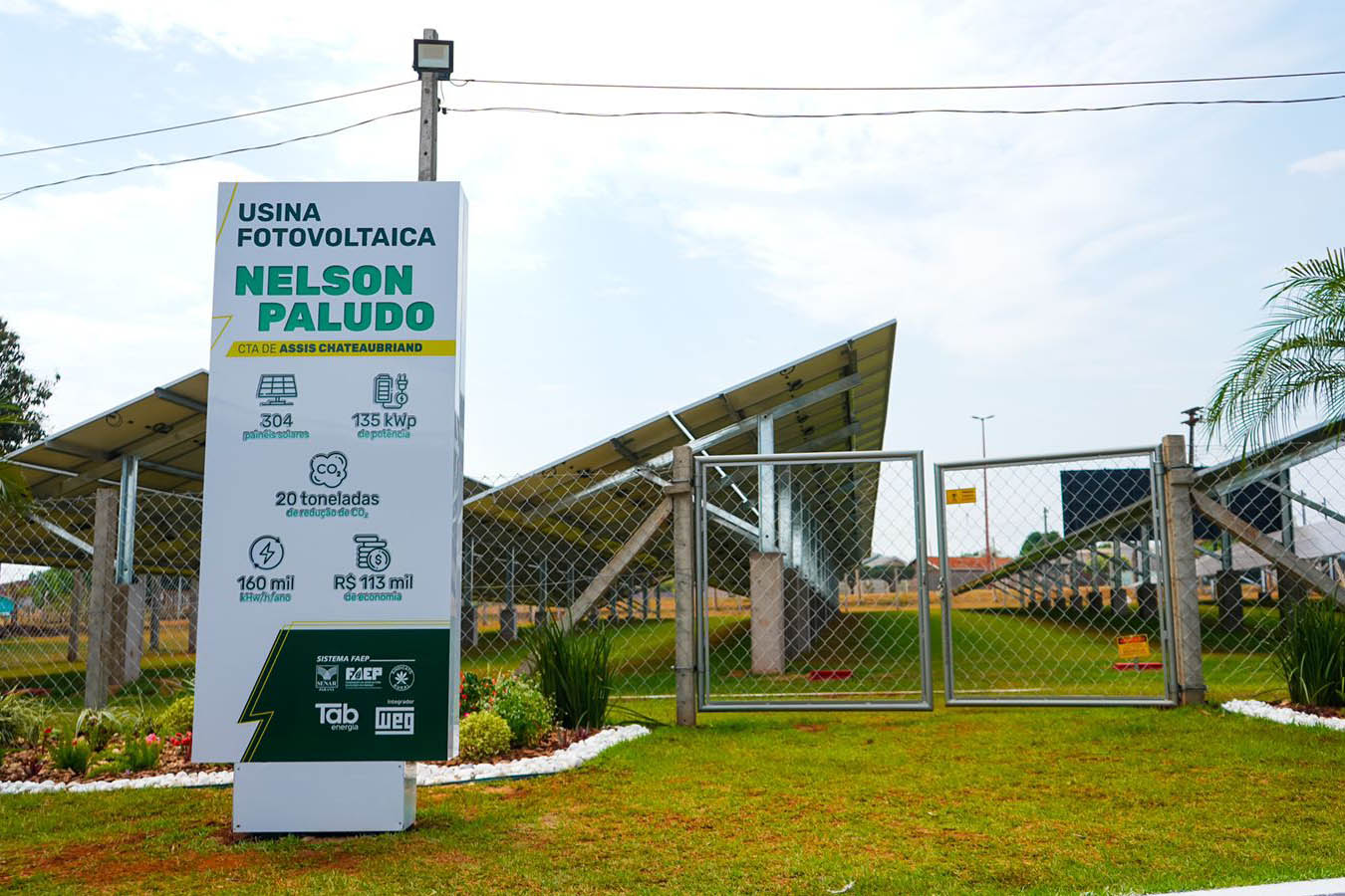 Secretários de Estado participaram, nesta quinta-feira (17), da inauguração da Usina Fotovoltaica Nelson Paludo, em Assis Chateaubriand. O chefe da Casa Civil, Guto Silva, e os secretários de Estado do Desenvolvimento Sustentável e do Turismo, Márcio Nunes, e da Agricultura e do Abastecimento, Norberto Ortigara, destacaram os benefícios de uma usina solar para os agricultores e também ao meio ambiente.  -  Assis Chateaubriand, 17/09/2021  -  Foto: SEDEST